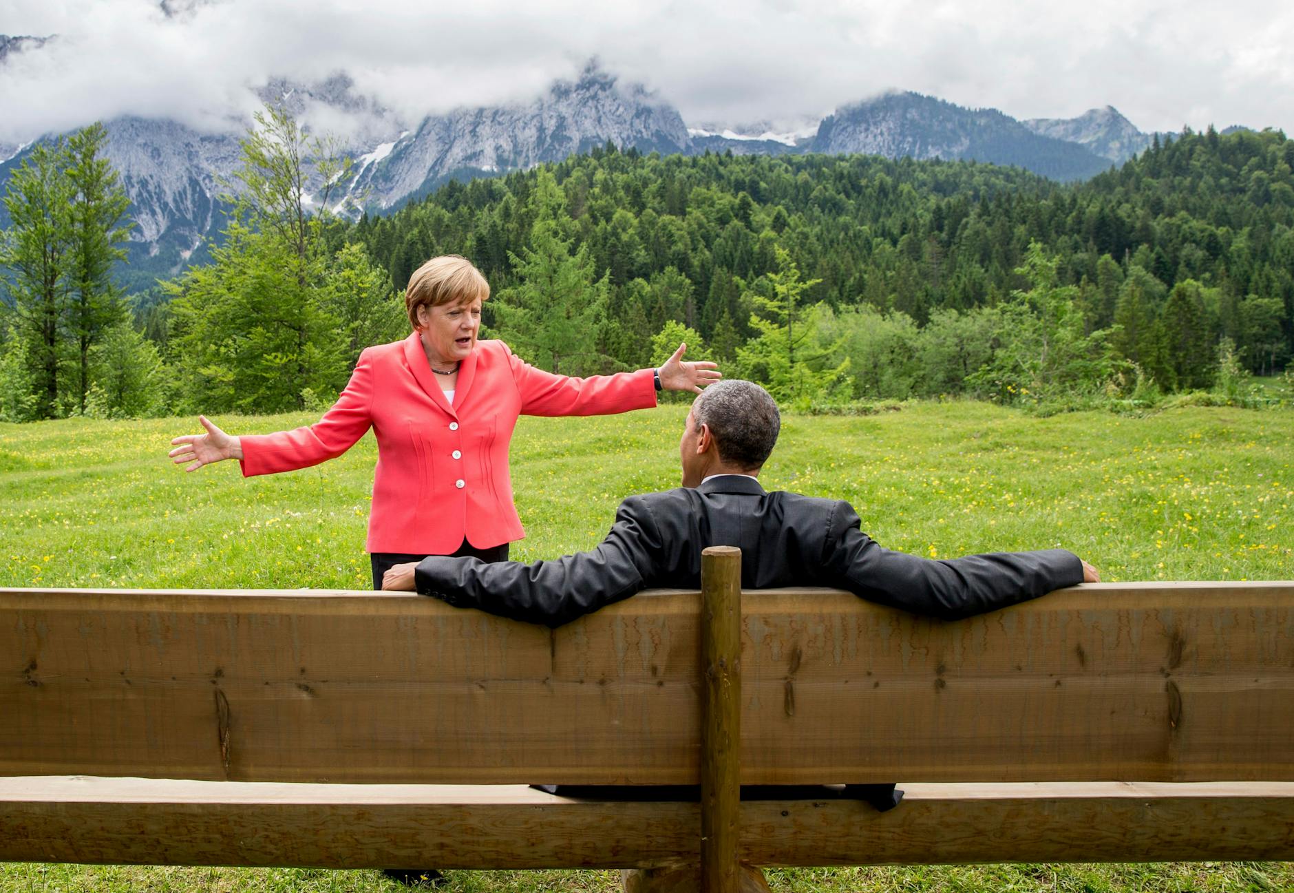 Angela Merkel spricht mit Barack Obama während des G7-Gipfels 2015.