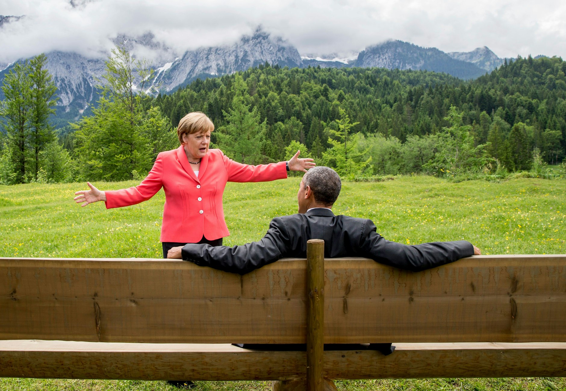 Angela Merkel spricht mit Barack Obama während des G7-Gipfels 2015.