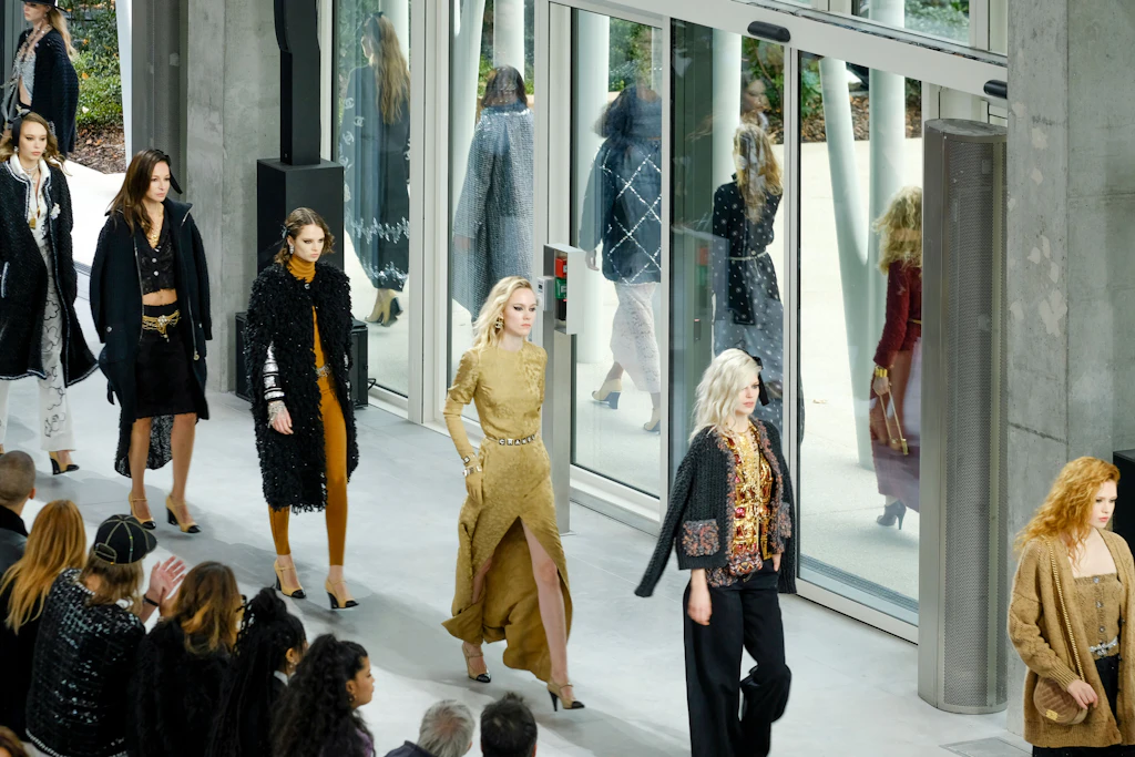 Chanel: Kunstvoll gesticktes Graffiti