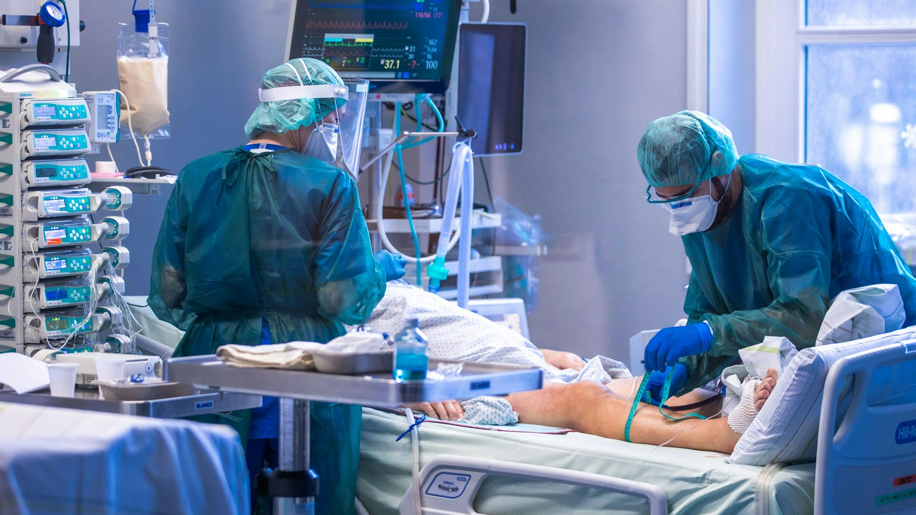 Ärzte und Pflegekräfte betreuen Patienten in einem der Behandlungszimmer der Intensivstation in der Universitätsmedizin Rostock.&nbsp;