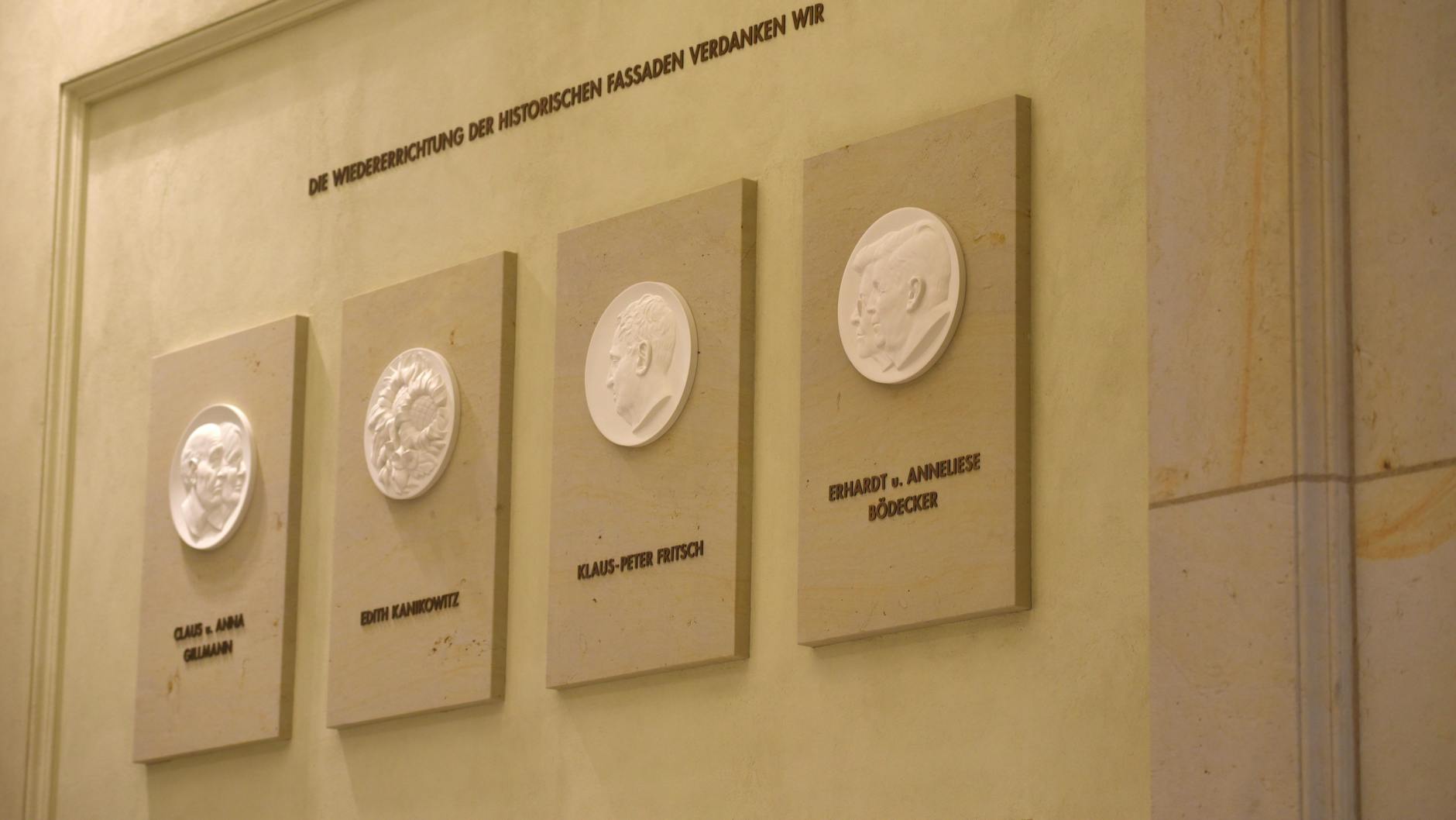 Inzwischen abgehängt: die Tafel des Spenders Erhardt Bödecker im Berliner Humboldt-Forum.