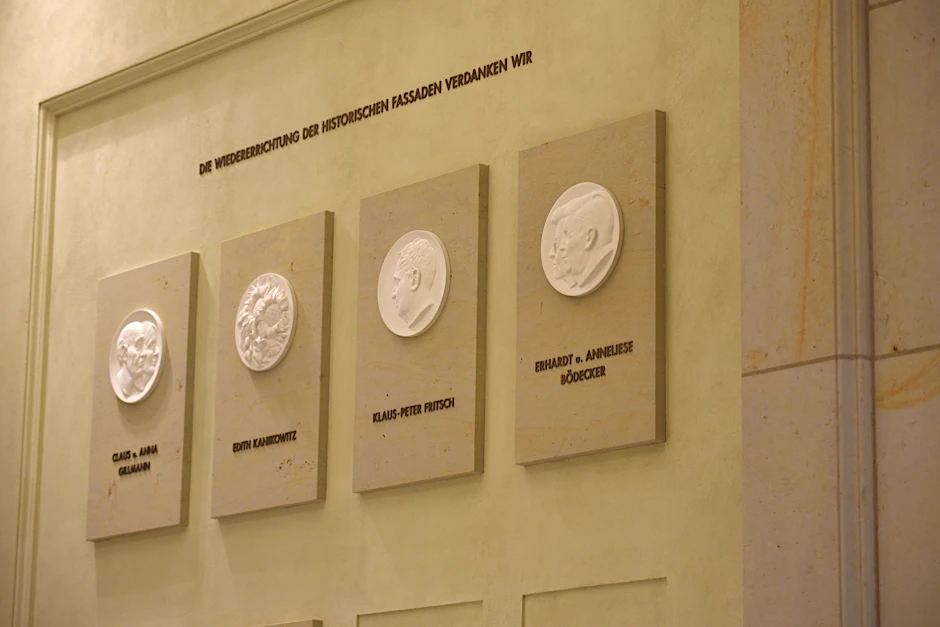 Inzwischen abgehängt: die Tafel des Spenders Erhardt Bödecker im Berliner Humboldt-Forum.