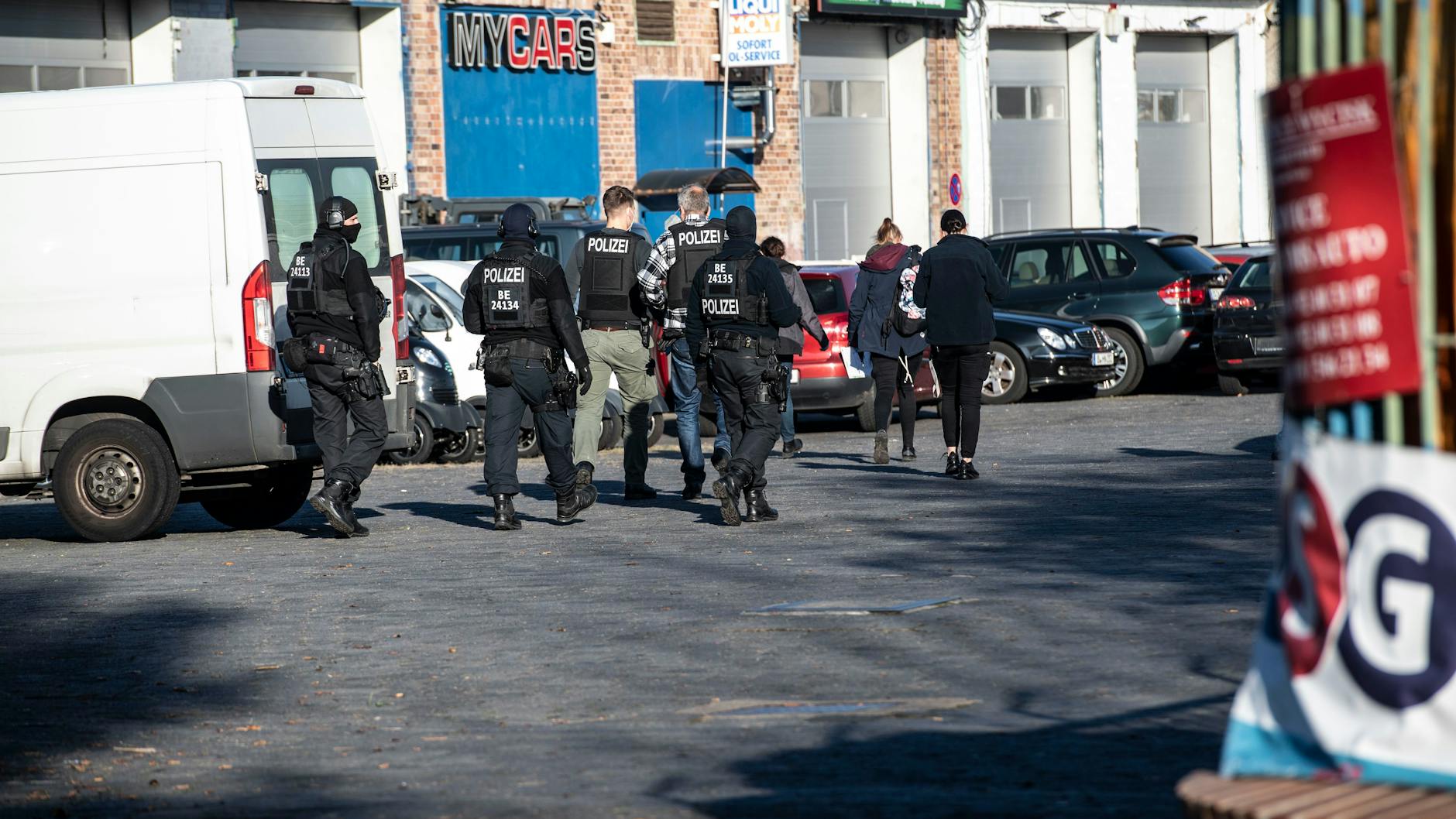 Polizeibeamte bei einer Razzia im Hof eines Gewerbegebietes in Weißensee. Im Visier: die Helles Angels. Wegen Drogenhandel und Waffenhandels. Auslöser der Razzia im Oktober waren entschlüsselte Daten des Kurznachrichtendienstes Encrochat.