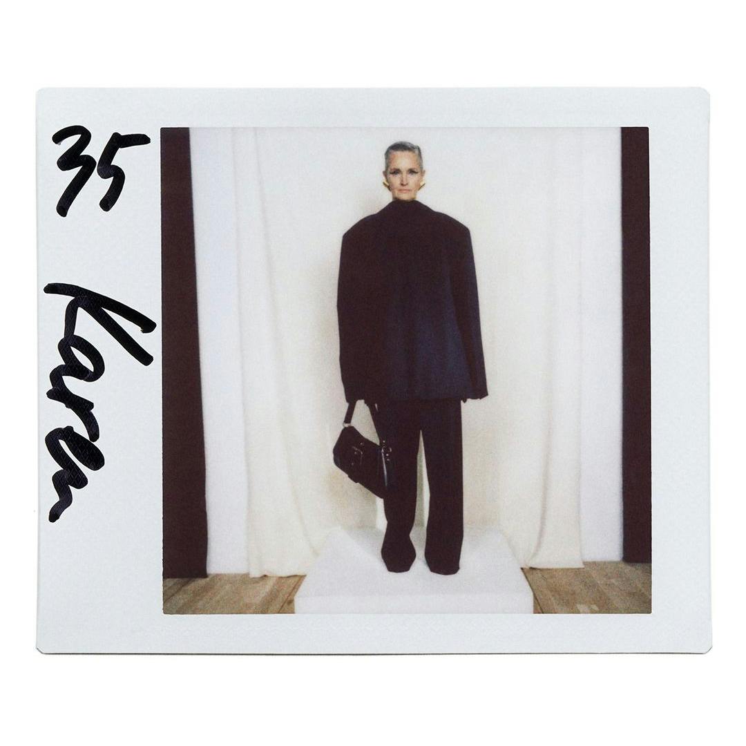 Früher wurden die Looks der Models für Modenschauen auf Polaroid festgehalten. Die Fotos im Retro-Stil sind Bestandteil von „The Lost Tape“, einem Film von Harmony Korine, der die 2022er Herbst-Kollektion von Balenciaga in einer fiktiven Neunziger-Show inszeniert. Auch die Kunstsammlerin Karen Boros spielt darin mit, sie derzeit fester Bestandteil des Balenciaga-Casts.