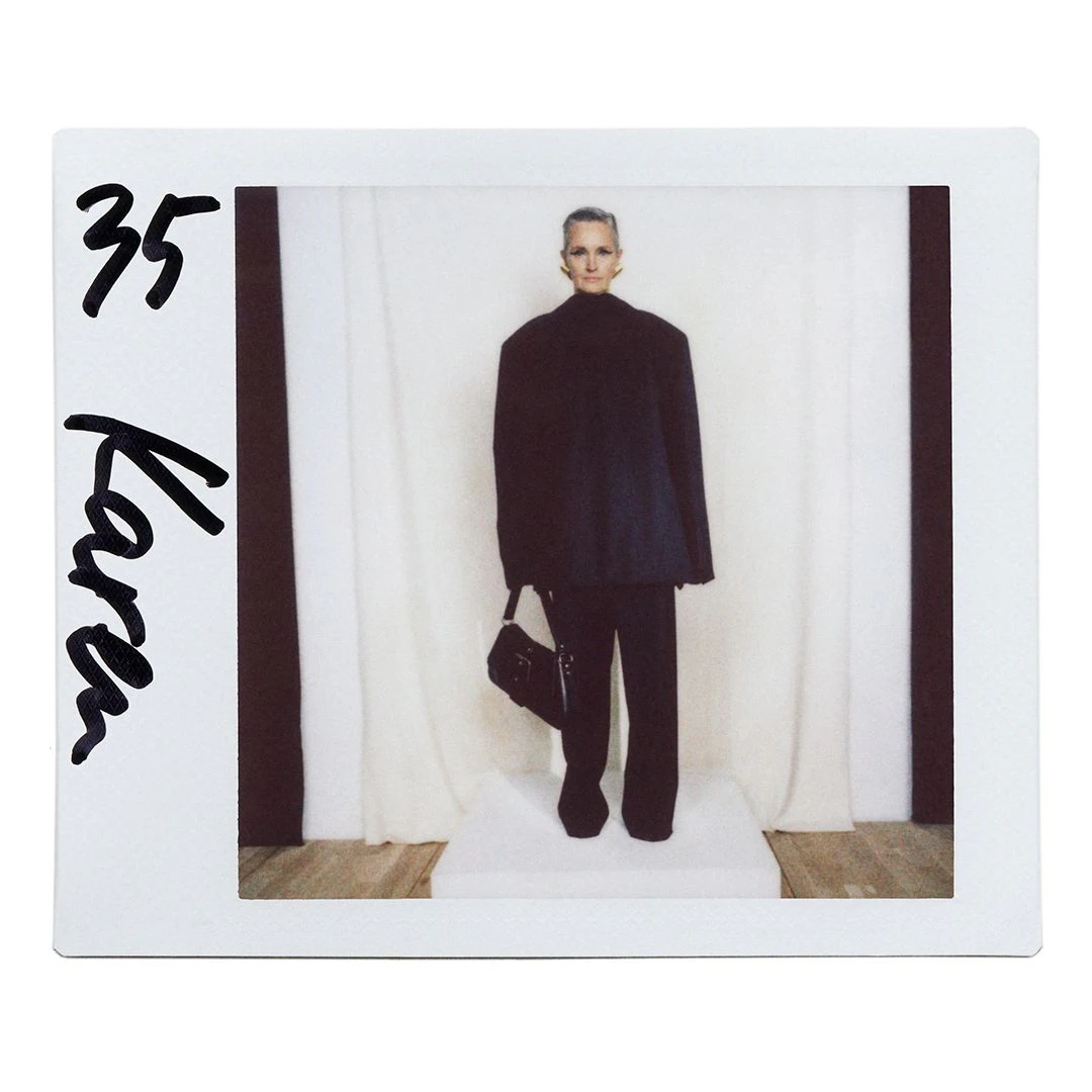 Früher wurden die Looks der Models für Modenschauen auf Polaroid festgehalten. Die Fotos im Retro-Stil sind Bestandteil von „The Lost Tape“, einem Film von Harmony Korine, der die 2022er Herbst-Kollektion von Balenciaga in einer fiktiven Neunziger-Show inszeniert. Auch die Kunstsammlerin Karen Boros spielt darin mit, sie derzeit fester Bestandteil des Balenciaga-Casts.