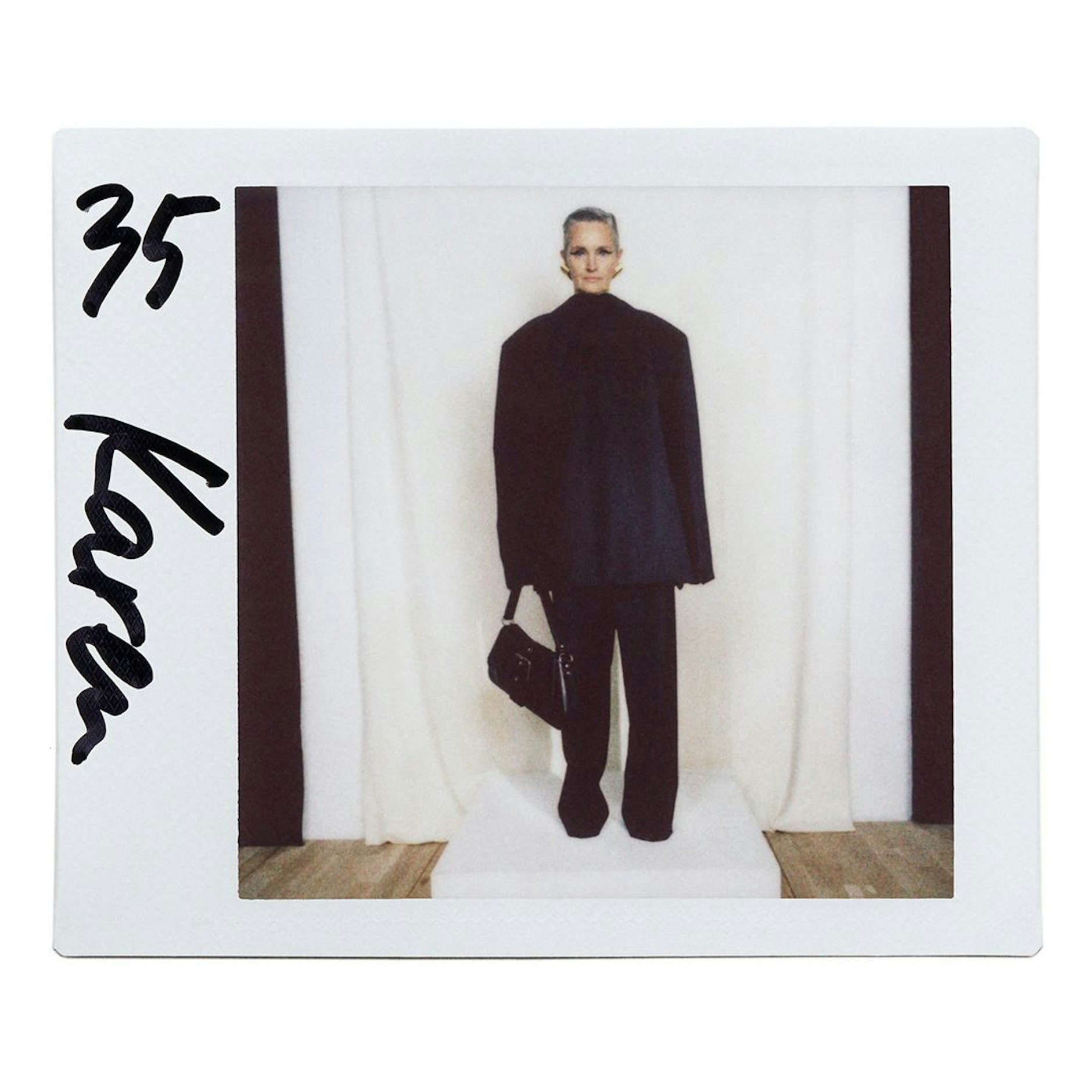 Früher wurden die Looks der Models für Modenschauen auf Polaroid festgehalten. Die Fotos im Retro-Stil sind Bestandteil von „The Lost Tape“, einem Film von Harmony Korine, der die 2022er Herbst-Kollektion von Balenciaga in einer fiktiven Neunziger-Show inszeniert. Auch die Kunstsammlerin Karen Boros spielt darin mit, sie derzeit fester Bestandteil des Balenciaga-Casts.