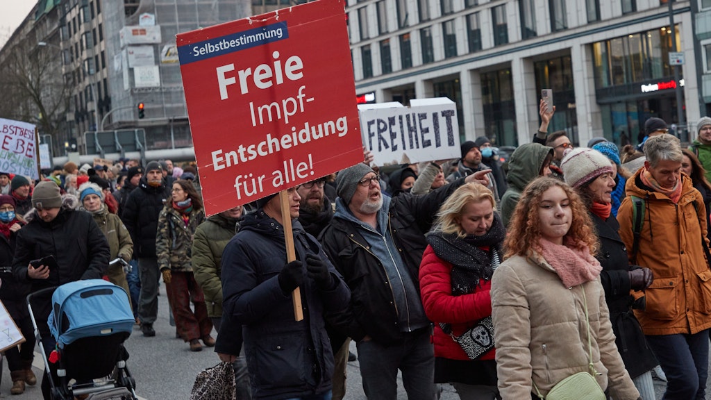 tausende bei protesten gegen corona massnahmen in hamburg und bayern