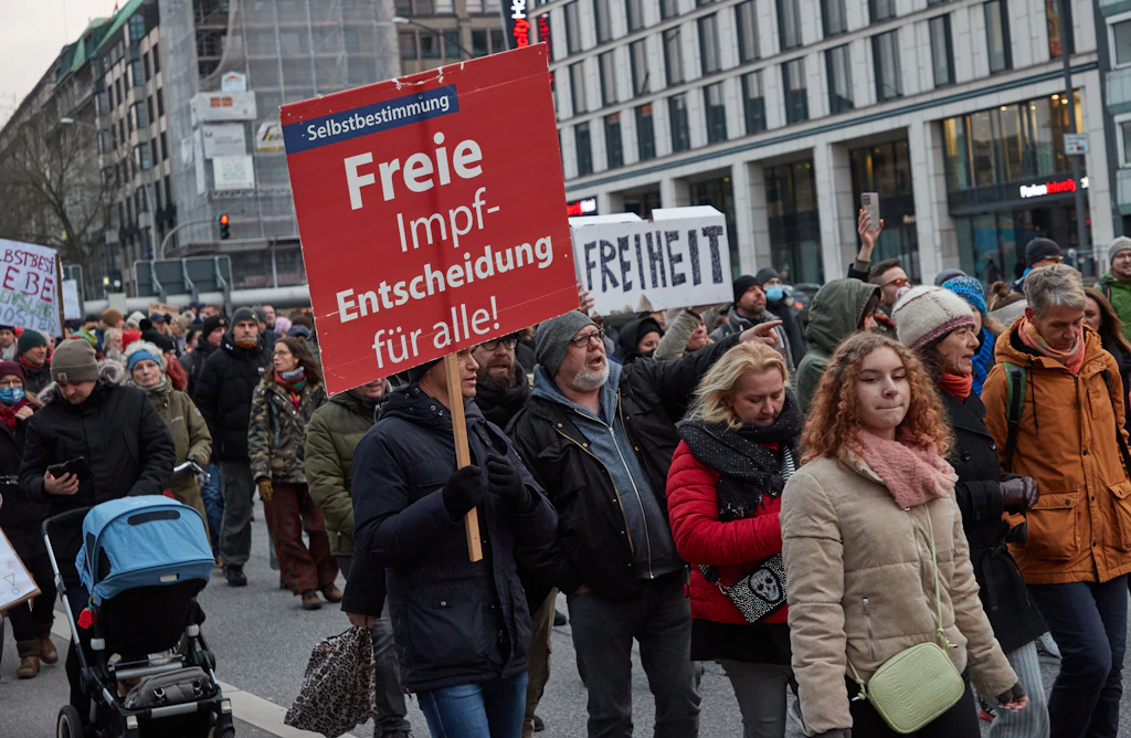 Tausende bei Protesten gegen Corona-Maßnahmen in Hamburg und Bayern