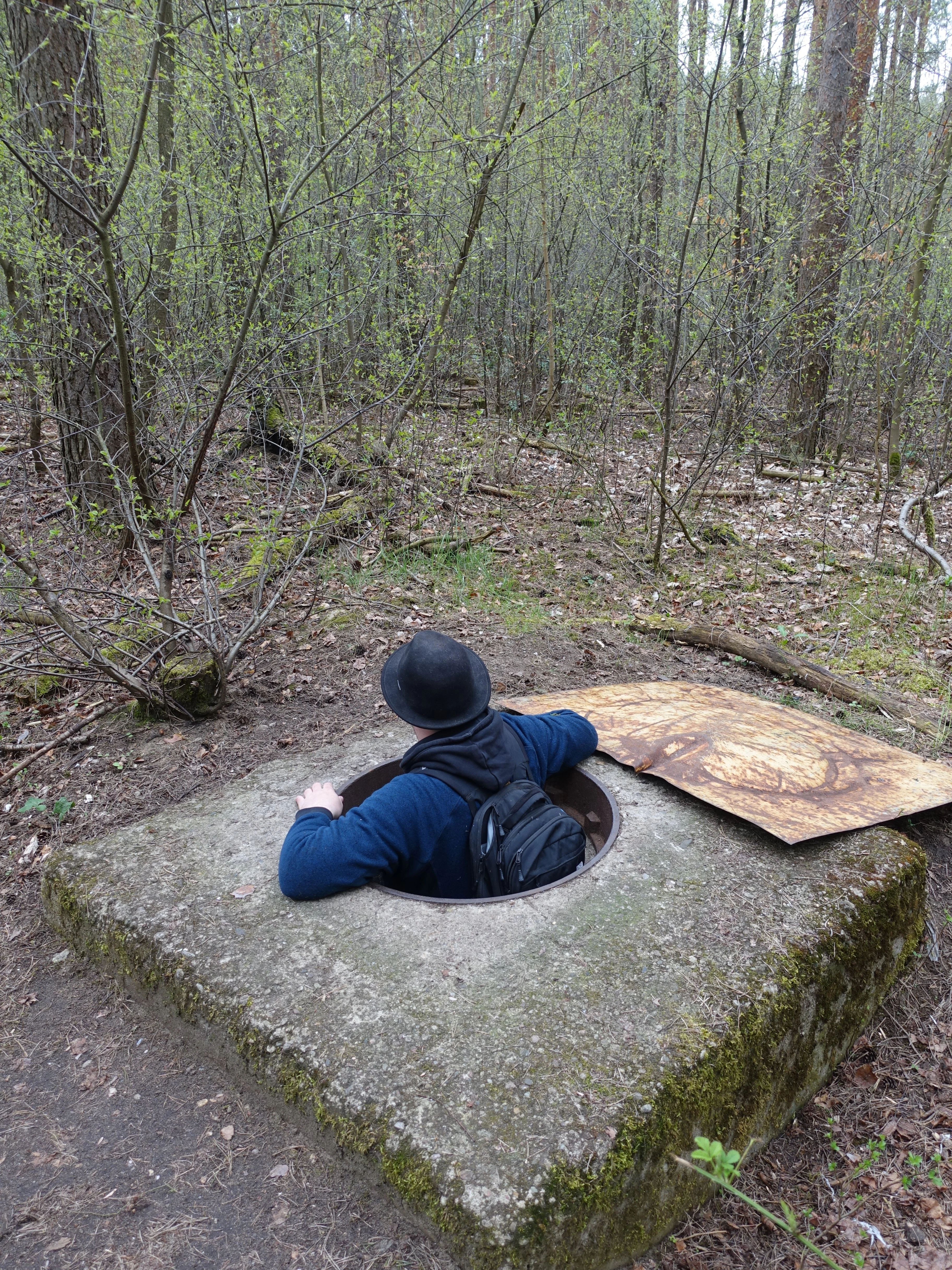 Mitten in einem Wäldchen versteckt: Ein Zugang zum Stabsbunker der Stasi, einst als Obst- und Gemüsekeller getarnt, der einst über eine jetzt mit einer Betonplatte zugedeckte Treppe erreichbar war.