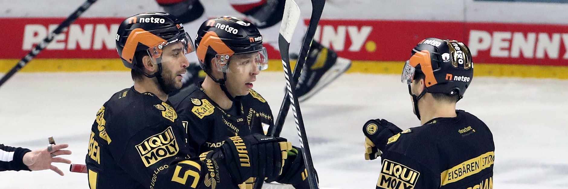 Die Eisbären feiern das 1:0 durch Frans Nielsen gegen die Kölner Haie.