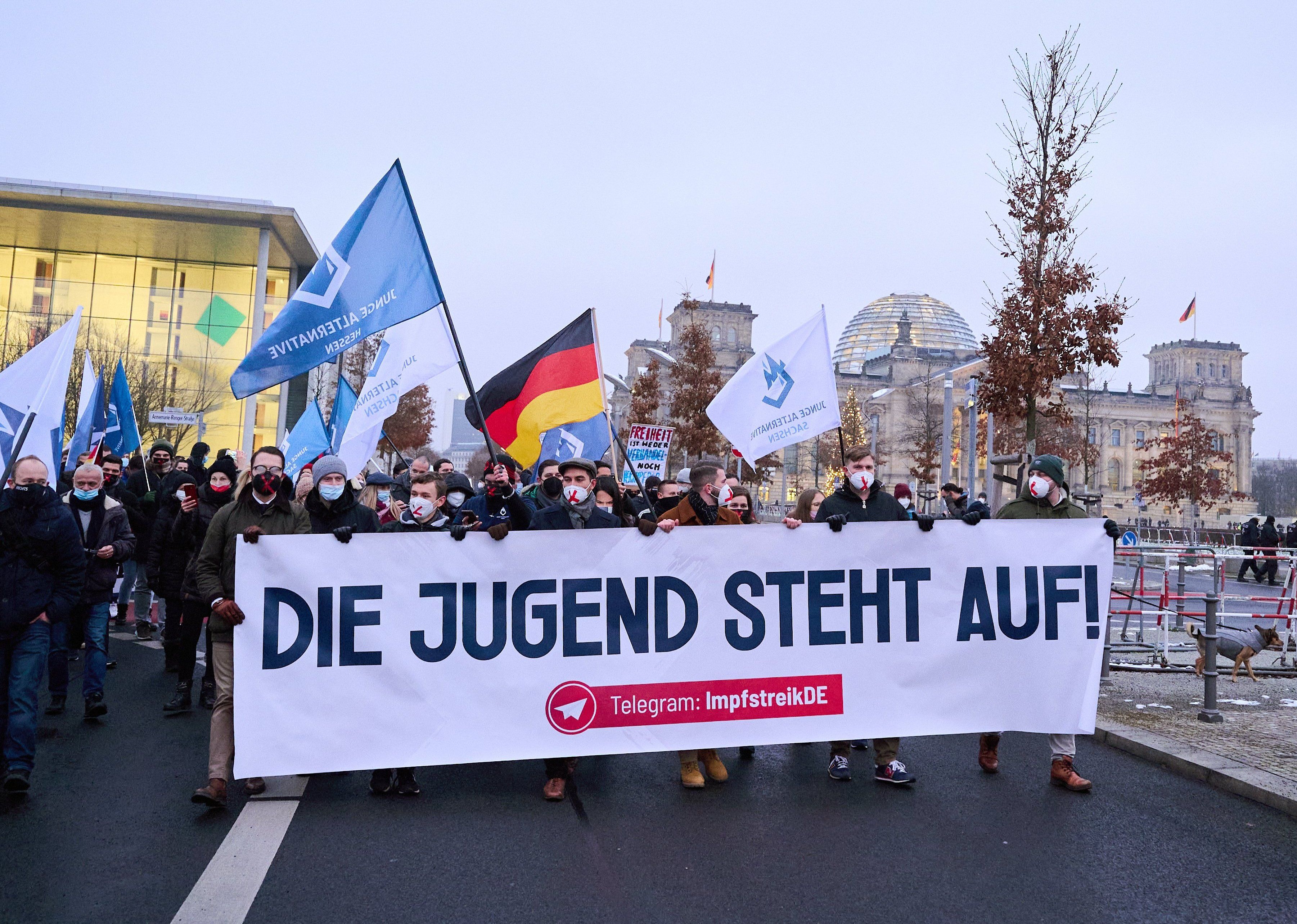 Berlin: AfD-Anhänger Demonstrieren Gegen Impfpflicht – Mehrere ...