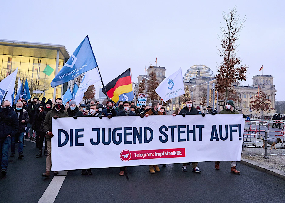 Mitglieder und Sympathisanten der Partei Alternative für Deutschland (AfD) demonstrieren.&nbsp;