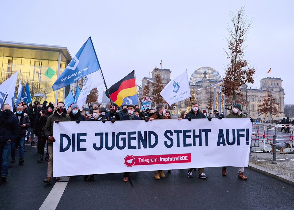 Berlin: AfD-Anhänger demonstrieren gegen Impfpflicht – mehrere Gegenproteste