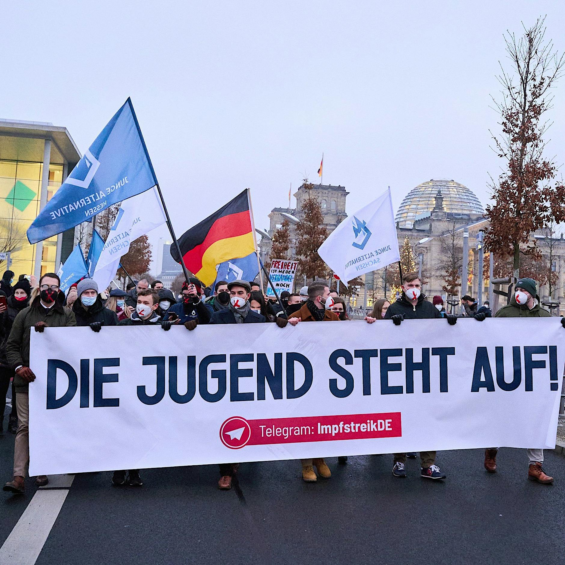 Berlin: AfD-Anhänger demonstrieren gegen Impfpflicht – mehrere Gegenproteste