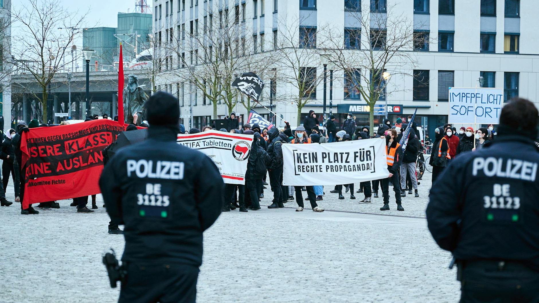 Gegendemonstranten gegen die Demo der AfD-Jugend 