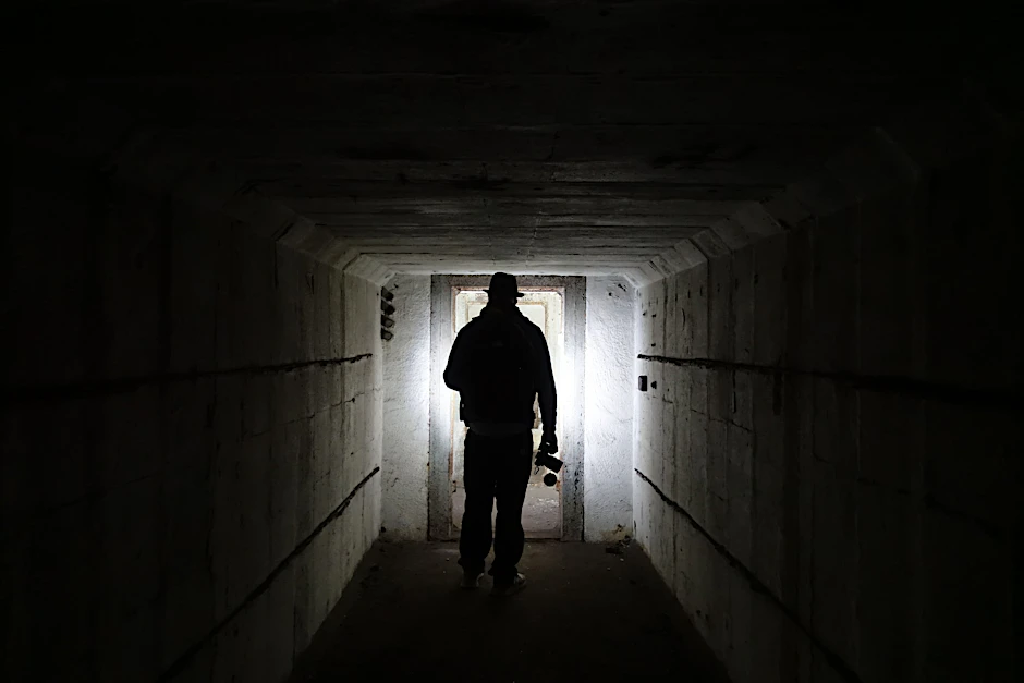 Auf Erkundungsgang im Tunnel zu einem ehemaligen Stasibunker, einst als Obst- und Gemüsekeller getarnt.