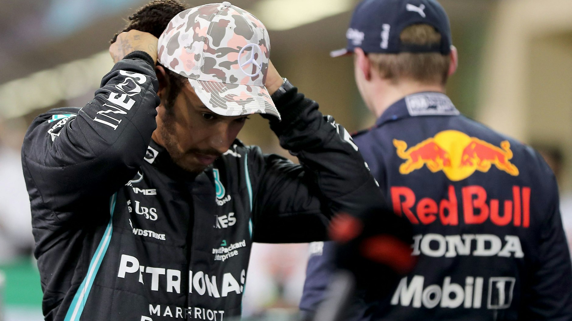 Lewis Hamilton und Max Verstappen kämpfen gegeneinander um den WM-Titel.