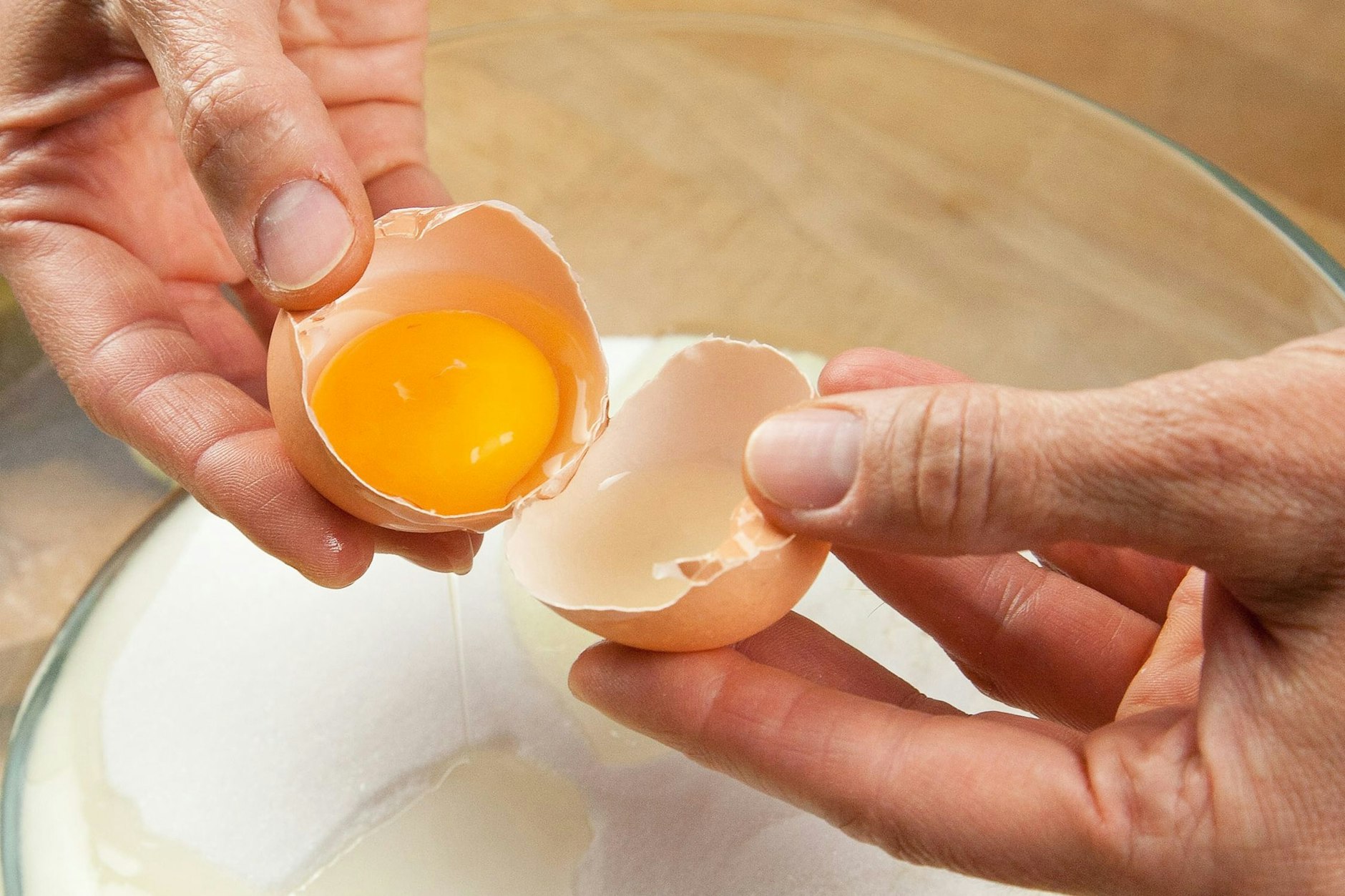 Haben Sie einen brauen Fleck im Eigelb entdeckt. Keine Sorge, der ist völlig unbedenklich.