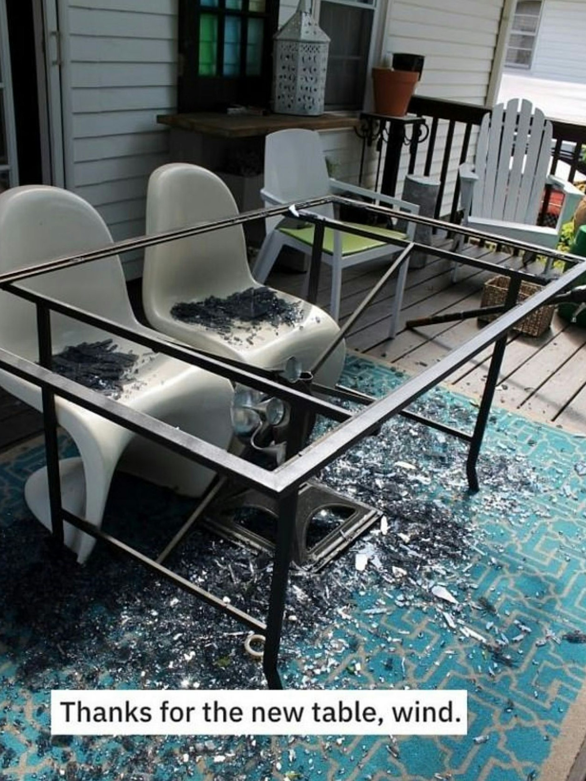 Diese Glasplatte eines Tisches wurde vom Wind zerstört.