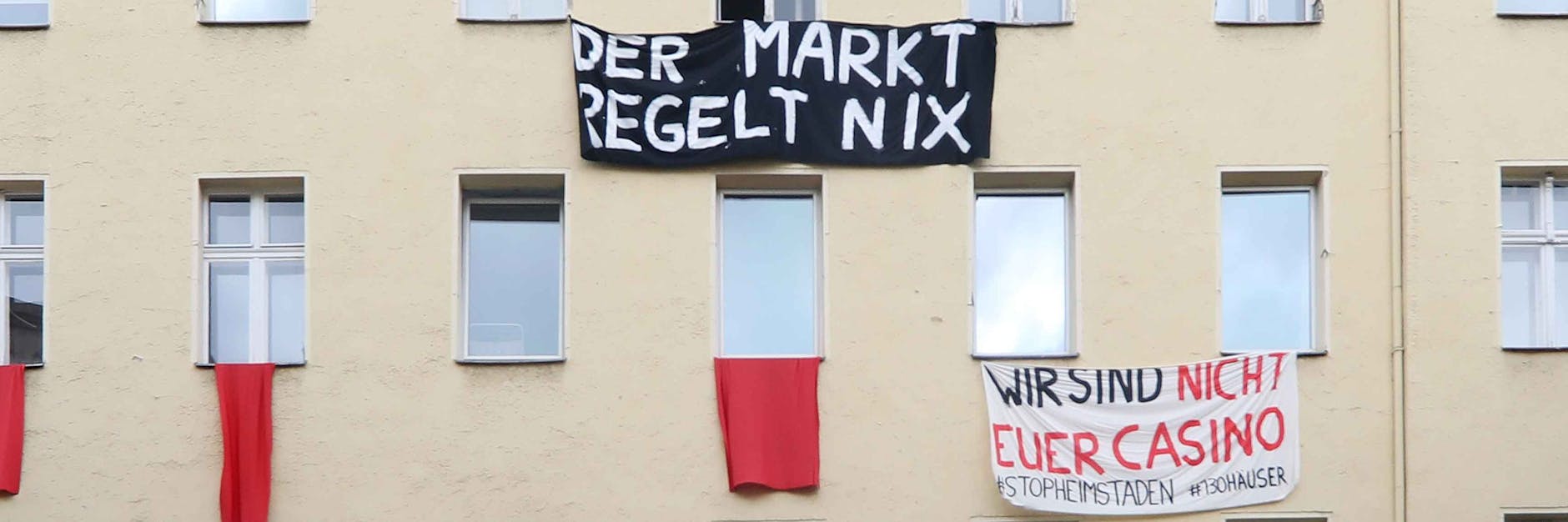 Mieter des Hauses Wrangelstrsaße 82 protestierten gegen den schwedischen Konzern Heimstaden.