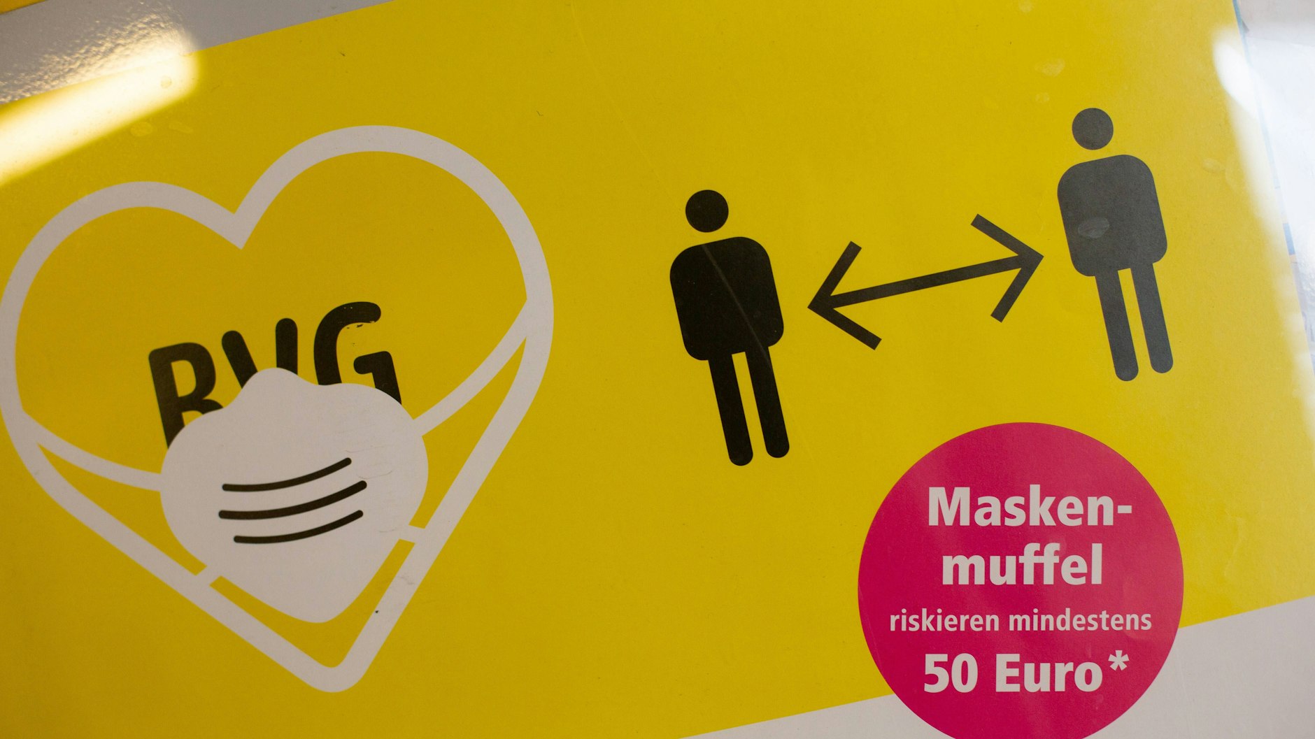 Maskenmuuffel müssen schon länger mit Geldstrafen rechnen, wenn sie von BVG-Kontrolleuren erwischt werden.