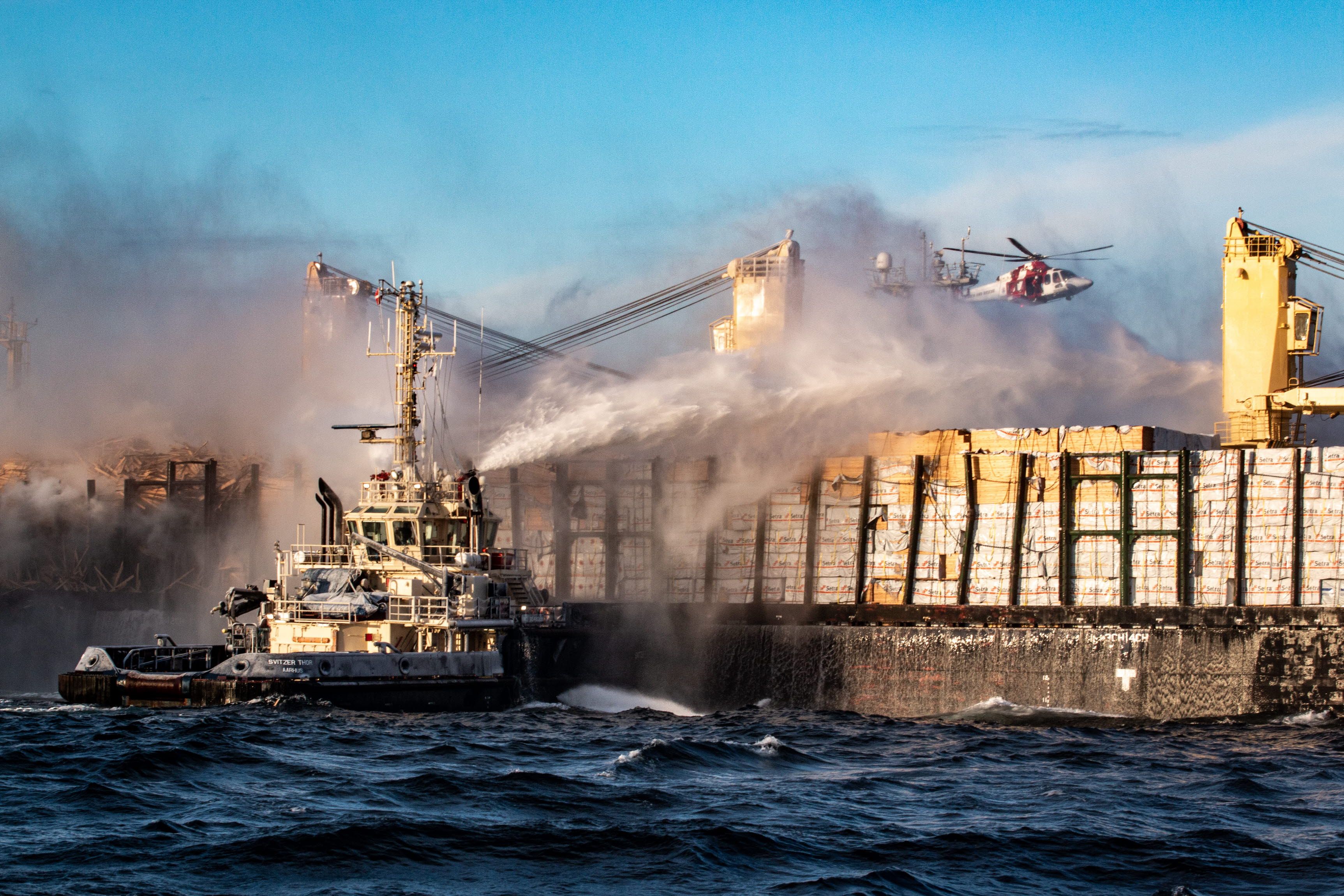 Brennendes Schiff Läuft In Hafen Ein