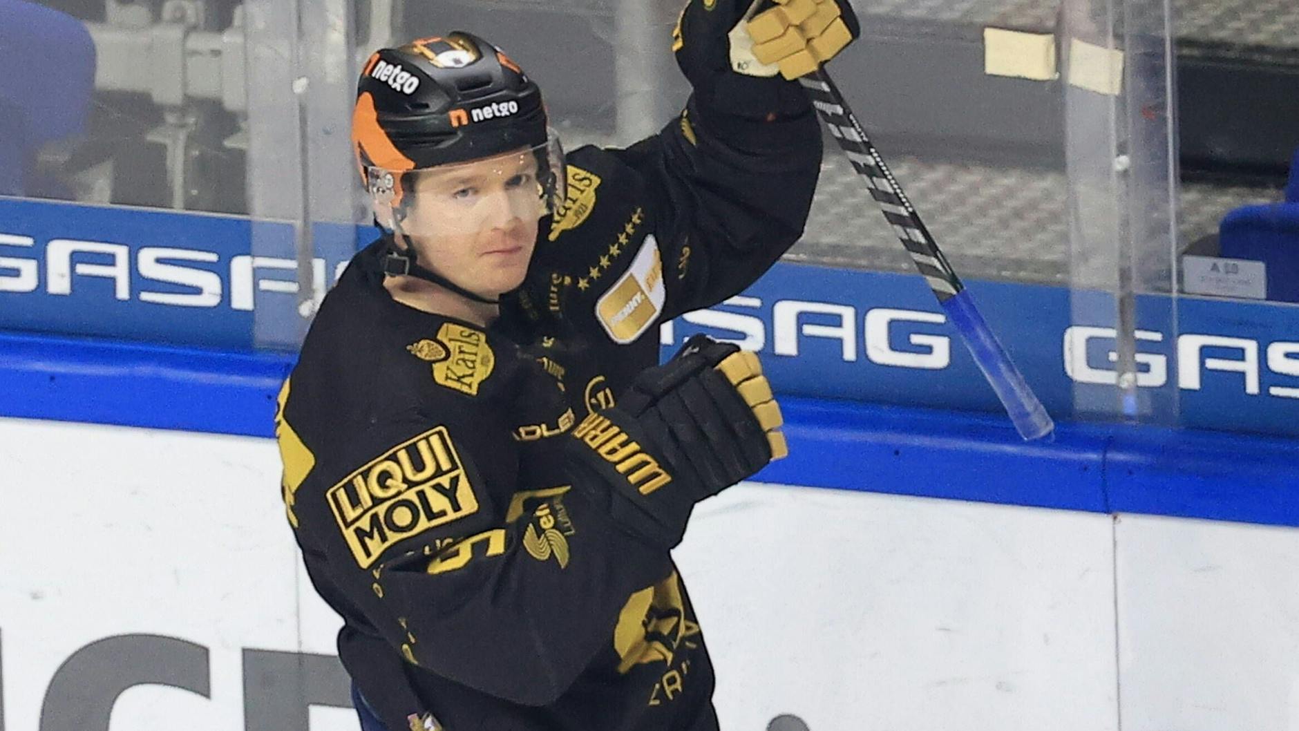 Mark Zengerle feiert den erneuten Führungstreffer für die Eisbären.