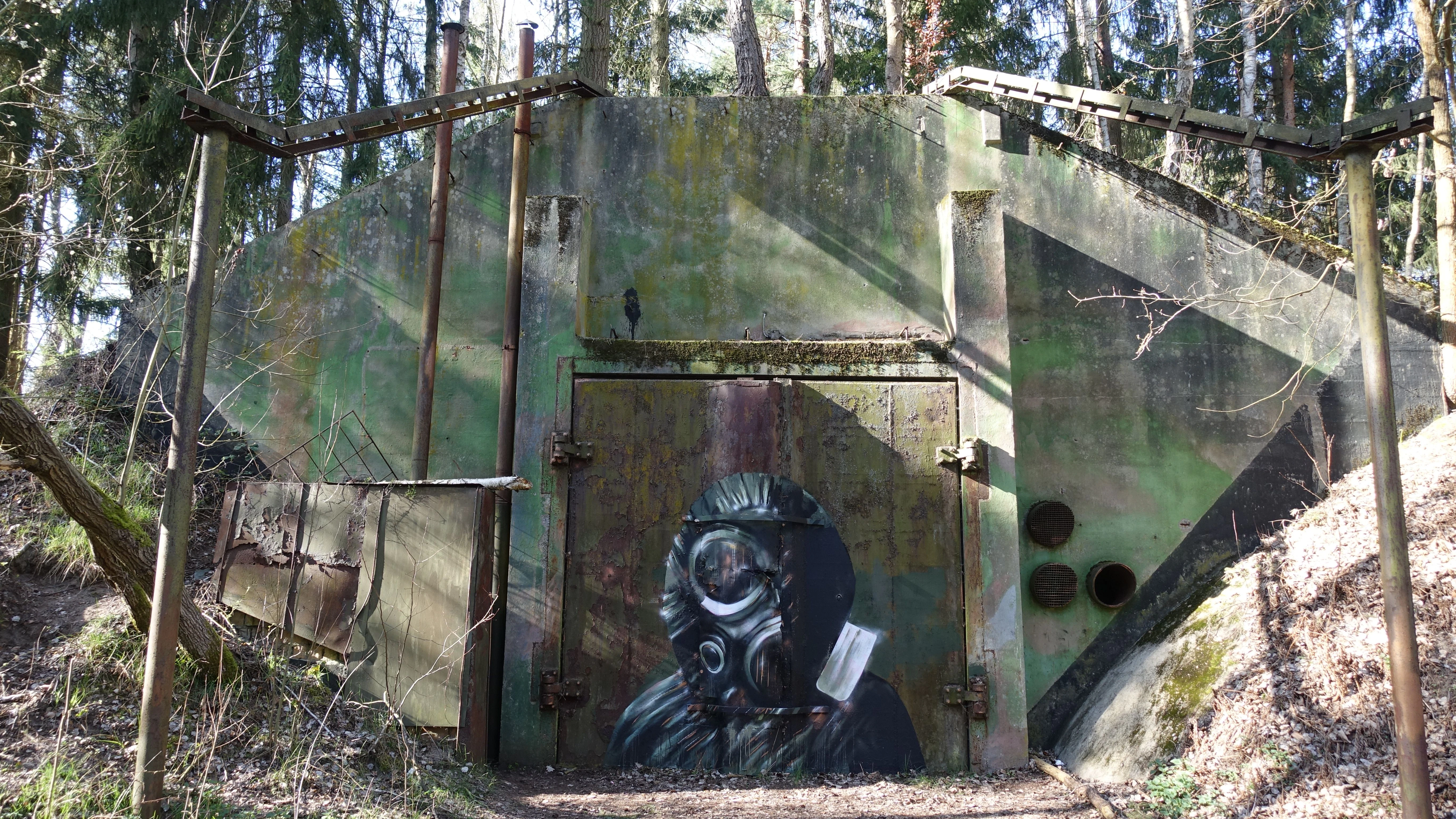 Einer der beiden Atombunker in Vogelsang, bemalt mit einem Endzeit-Bild des Berliner Streetart-Künstler Plotbot Ken. 