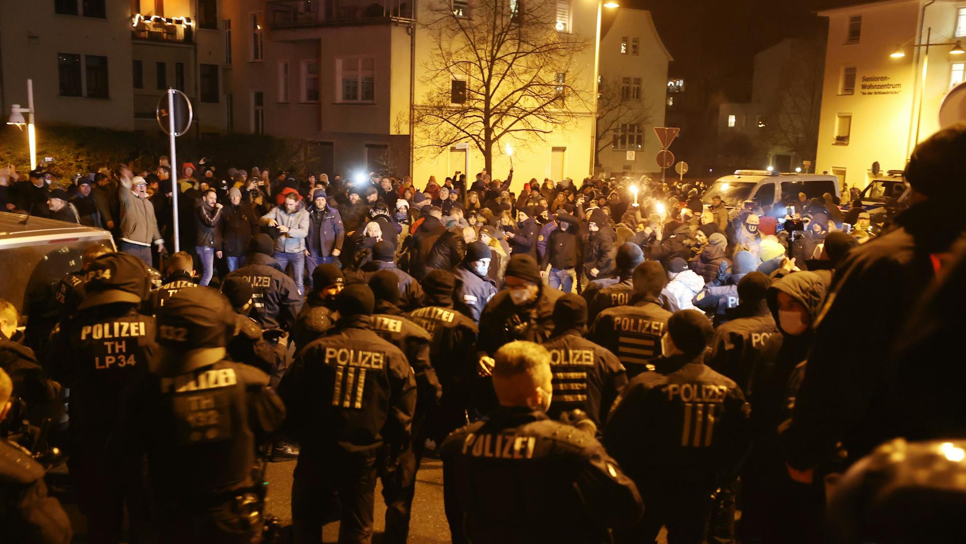 Im thüringischen Greiz standen sich am Samstagabend Polizisten und Demonstranten gegenüber. Es kam zu Auseinandersetzungen, bei denen es mehrere Verletzte gegeben haben soll.