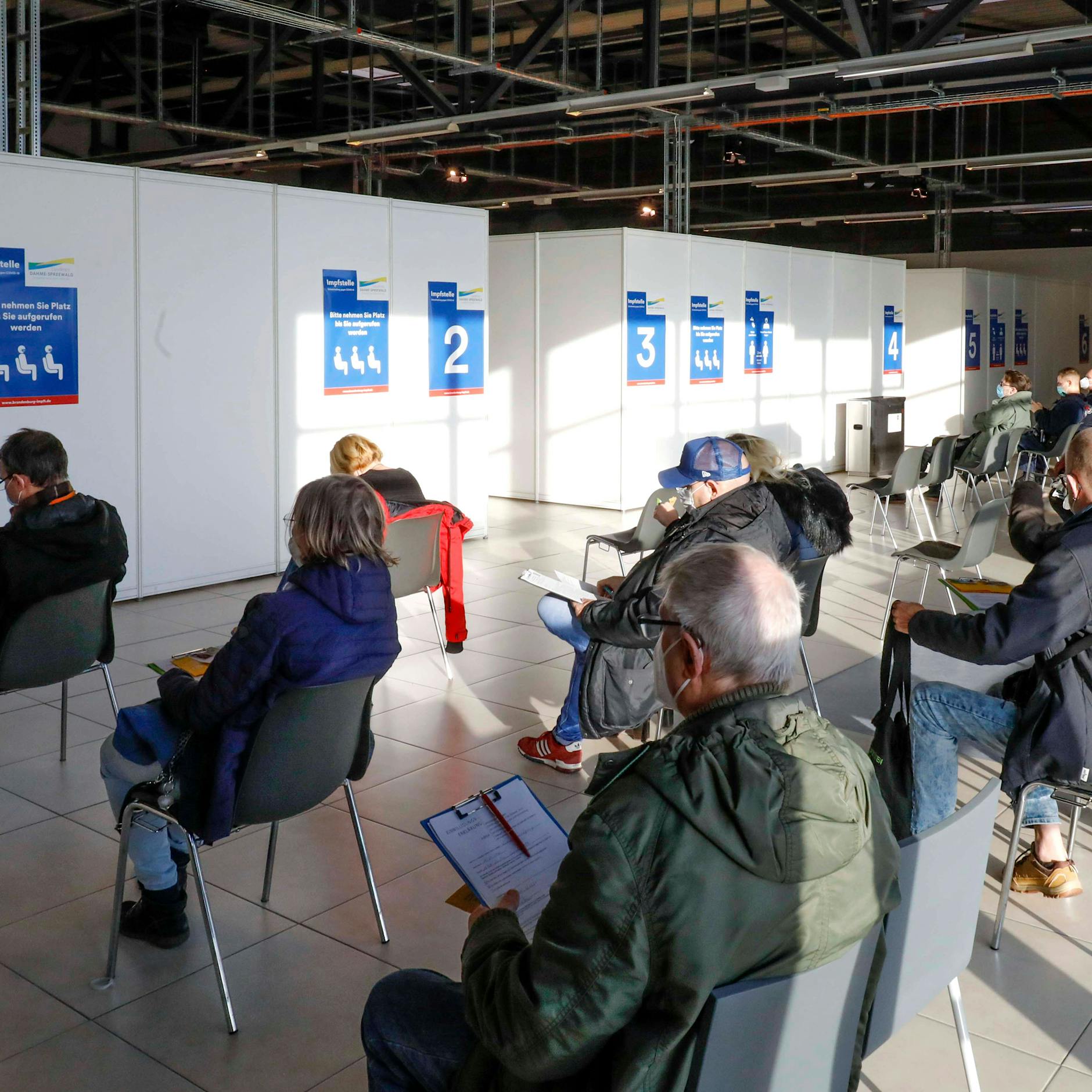 Räume verdreckt, Arzt vorbestraft: Polizei macht Skandal-Impfzentrum in Hamburg dicht!