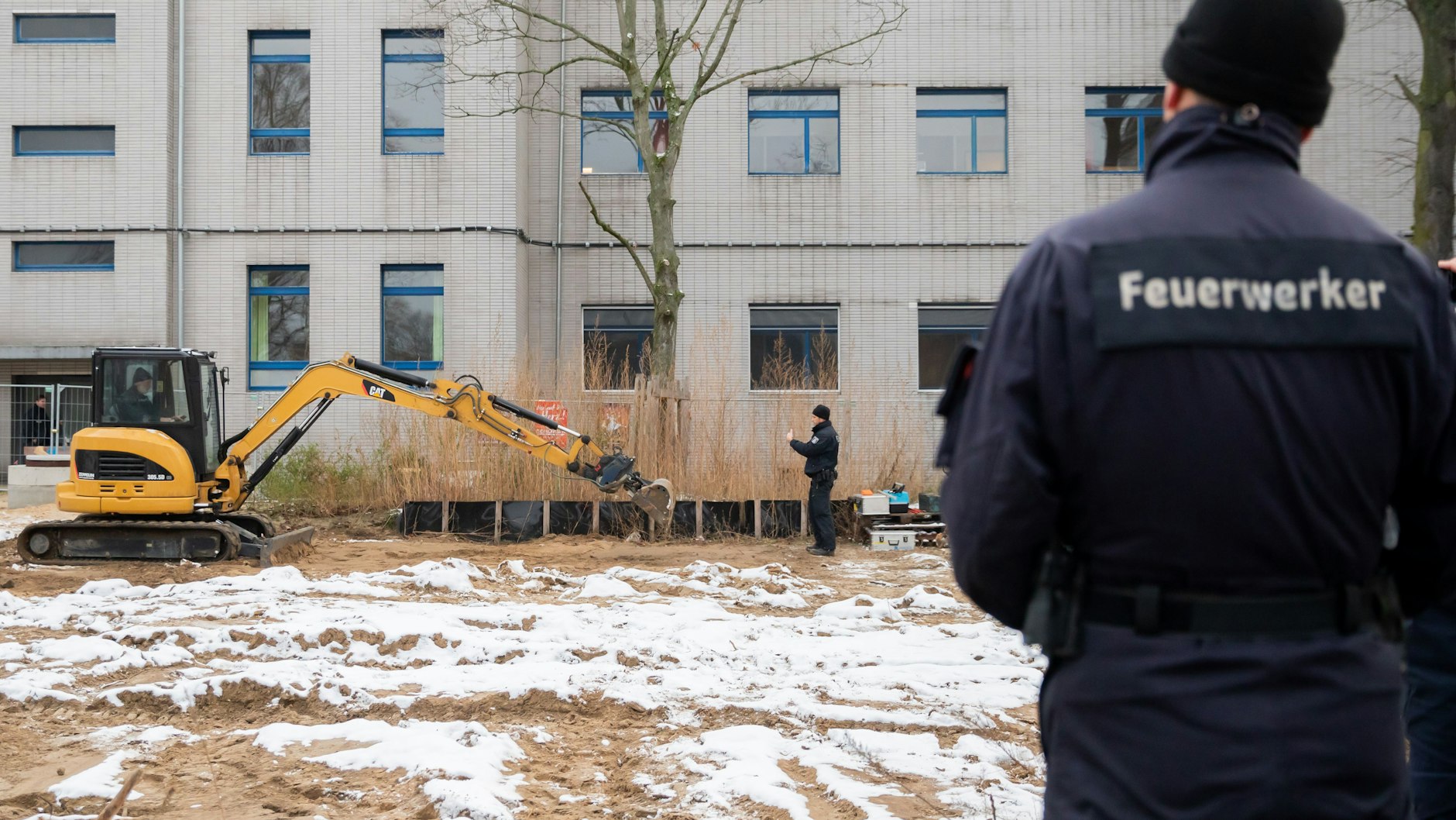 Ein Bagger entfernt&nbsp; am Sonntag die Erde, die nach der Entdeckung der Bombe sicherheitshalber wieder über sie gedeckt&nbsp; worden war.