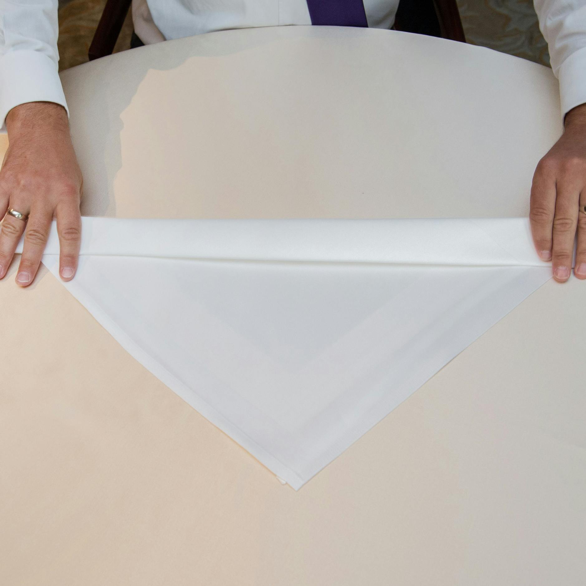 Schritt 2: An der langen Seite des Dreiecks einen Rand einklappen. Dieser sollte etwa drei Finger breit sein.