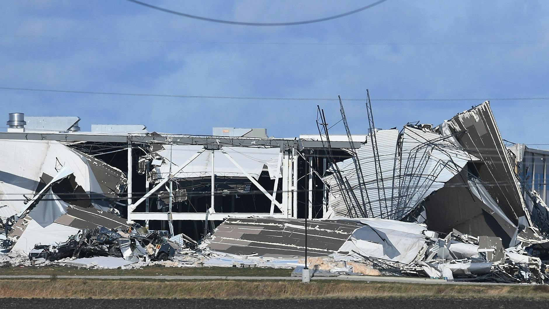 Das fast völlig zerstörte Amazon-Lagerhaus in Edwardsville (US-Bundesstaat Illinois). Hier starben sechs Mitarbeiter.