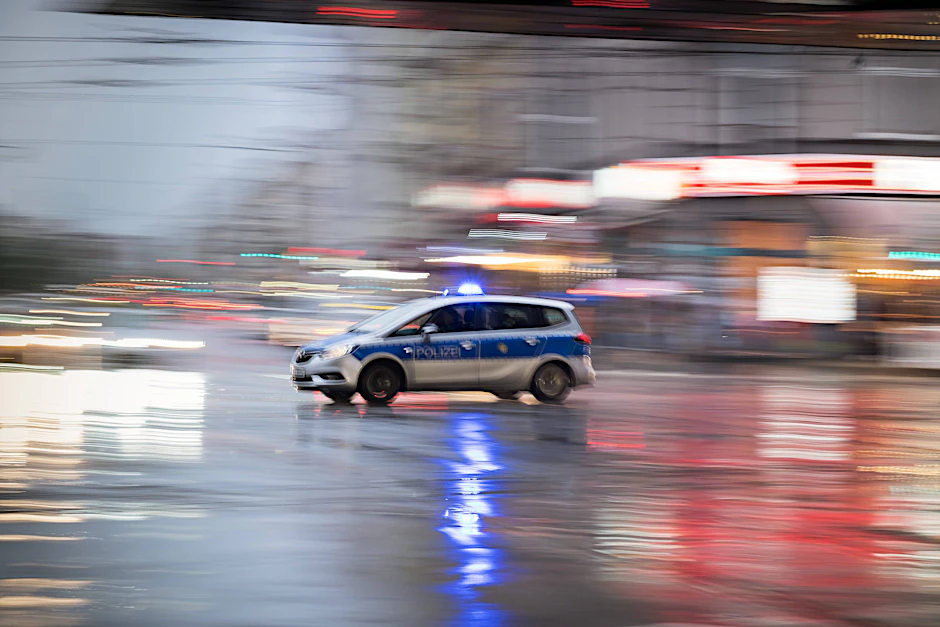 Ein Streifenwagen der Berliner Polizei fährt zu einem Einsatz (Symbolbild).