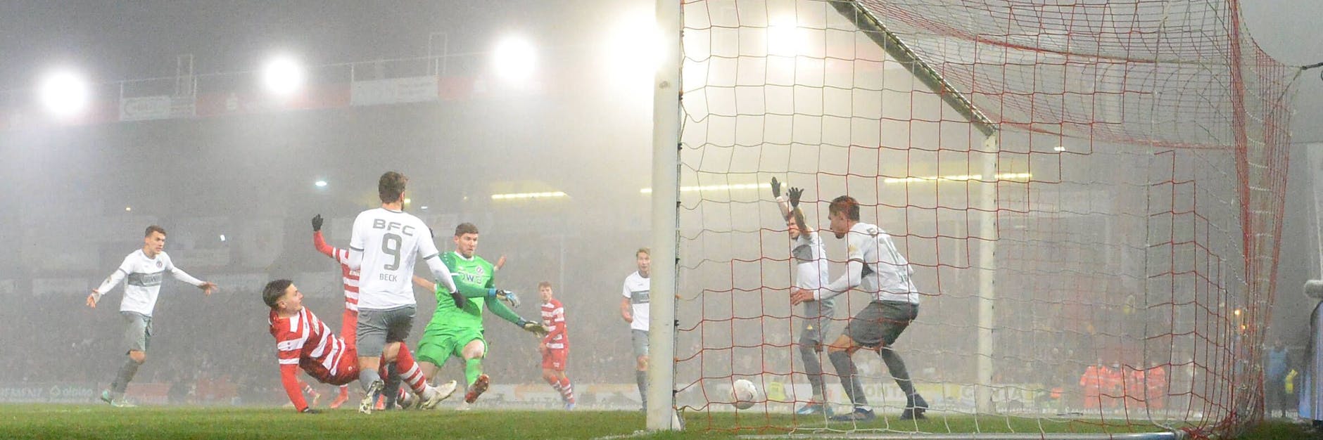Keine Chance mehr für BFC-Keeper Dmitri Stajia, die Kugel schlägt zum Ausgleich ein.