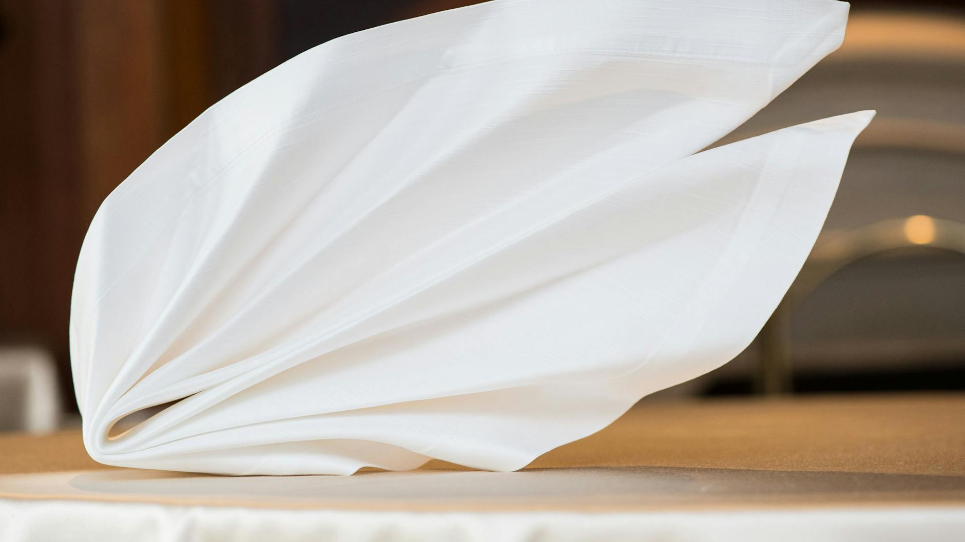 Auf einem elegant eingedeckten Tisch ist der Fächer genau richtig. Für das Falten ist es wichtig, dass die Servietten ausreichend gestärkt sind.