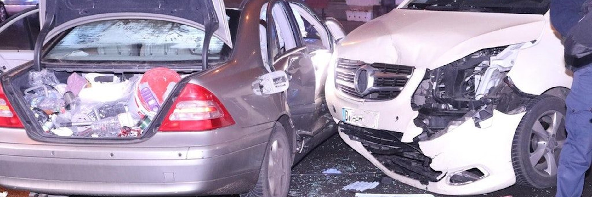 Die Unfallautos stehen auf der Mitte der Kreuzung Friedenstraße / Friedrichsberger Straße.