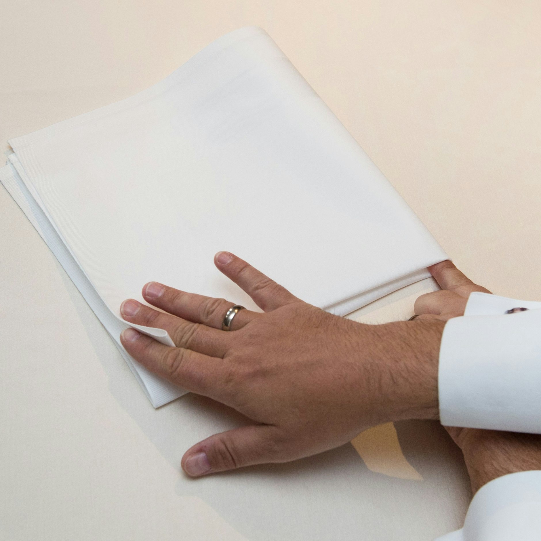 Schritt 2: Das Rechteck zur Hälfte nach links falten und damit halbieren. Anschließend das Quadrat zur Raute umdrehen. Wichtig: Die geschlossene Kante muss nach unten liegen.