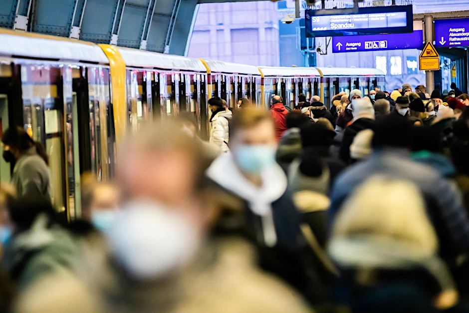 Viele Menschen laufen dicht gedrängt über einen Bahnsteig am Alexanderplatz in Berlin. Während die Inzidenzzahlen in Sachsen und Thüringen zurückgingen, sind die Zahlen in Berlin am zweithöchsten.&nbsp;