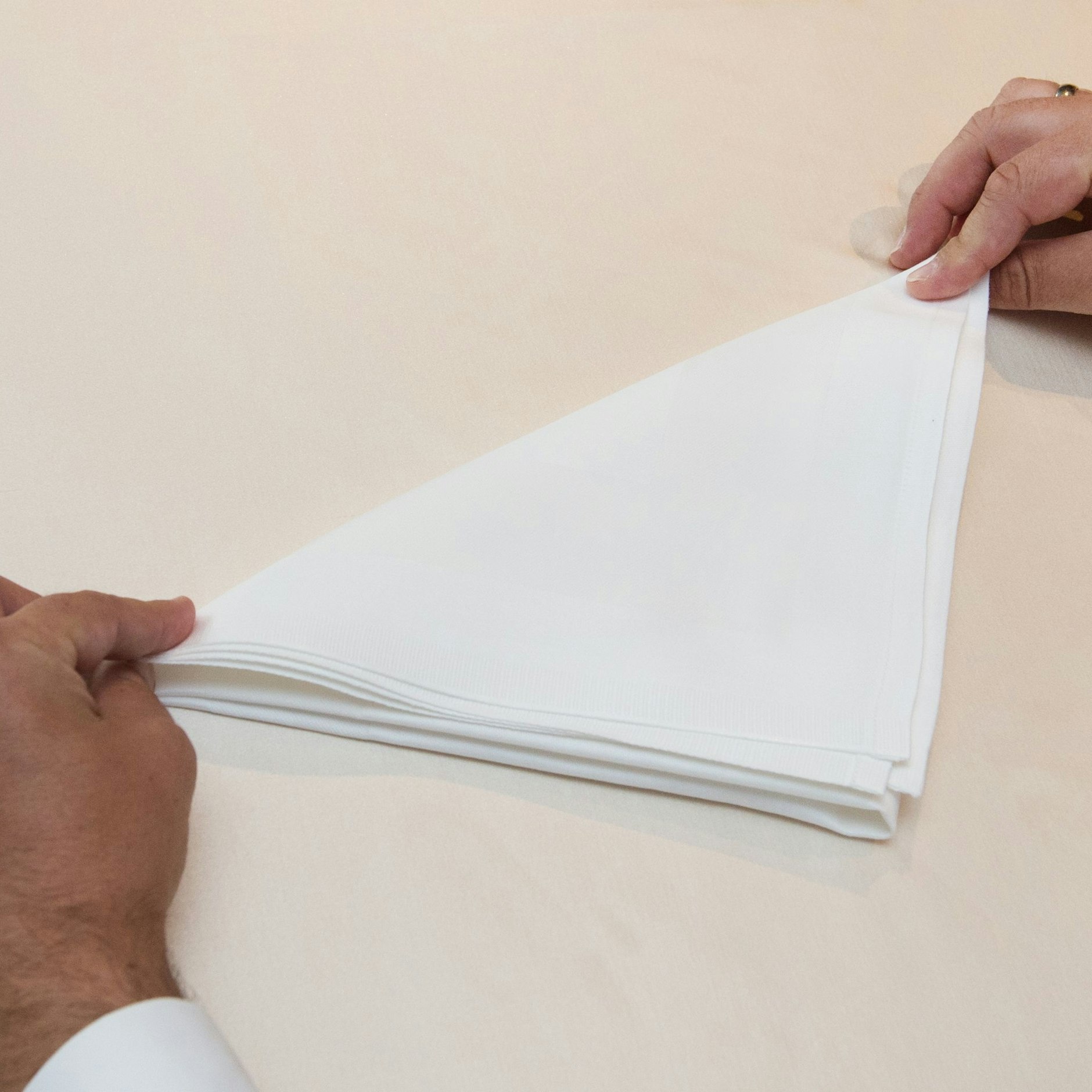 Schritt 3: Die obere Ecke auf die untere falten. Anschließend glatt streichen.