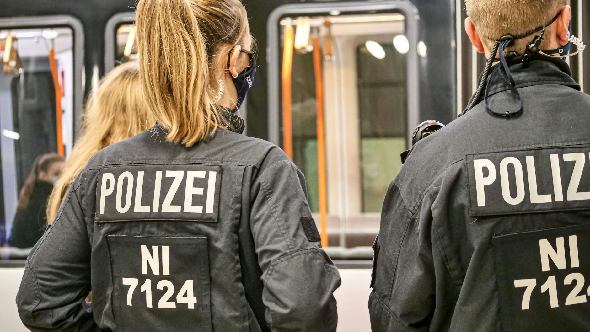 Beamte der Bundespolizei kontrollieren die Einhaltung des Maskenpflicht am Hauptbahnhof in Hannover.