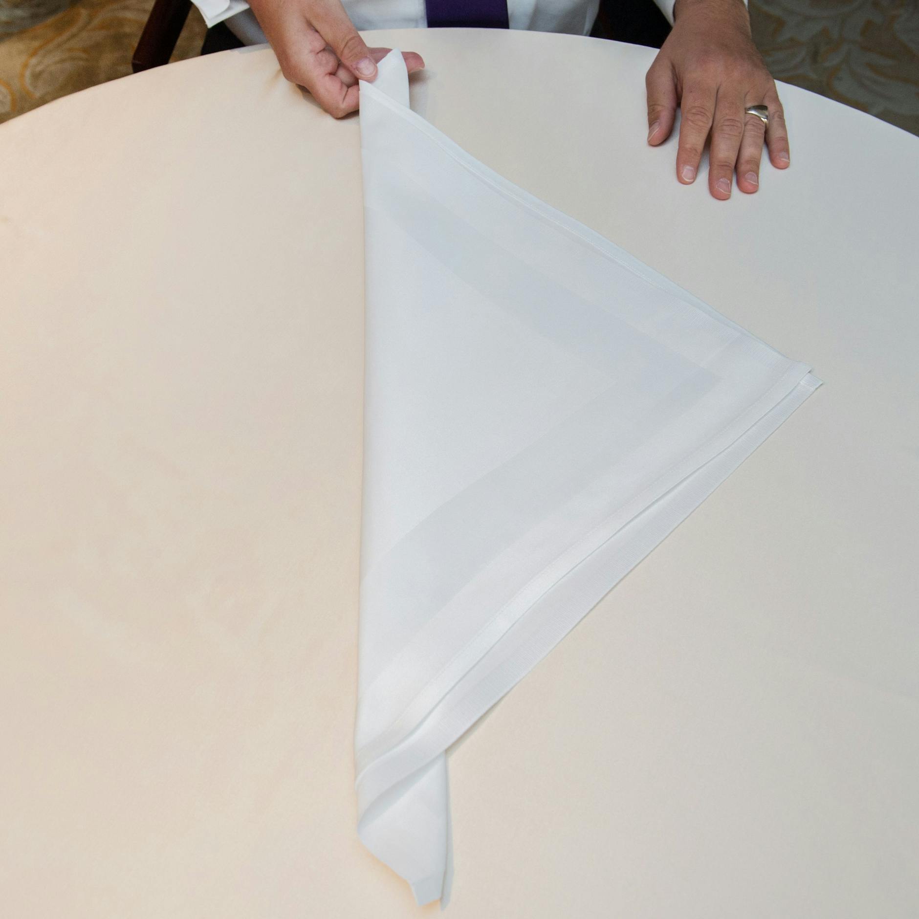 Schritt 3: Die eingeklappte Seite nach unten legen und anschließend das Dreieck um 90 Grad drehen.