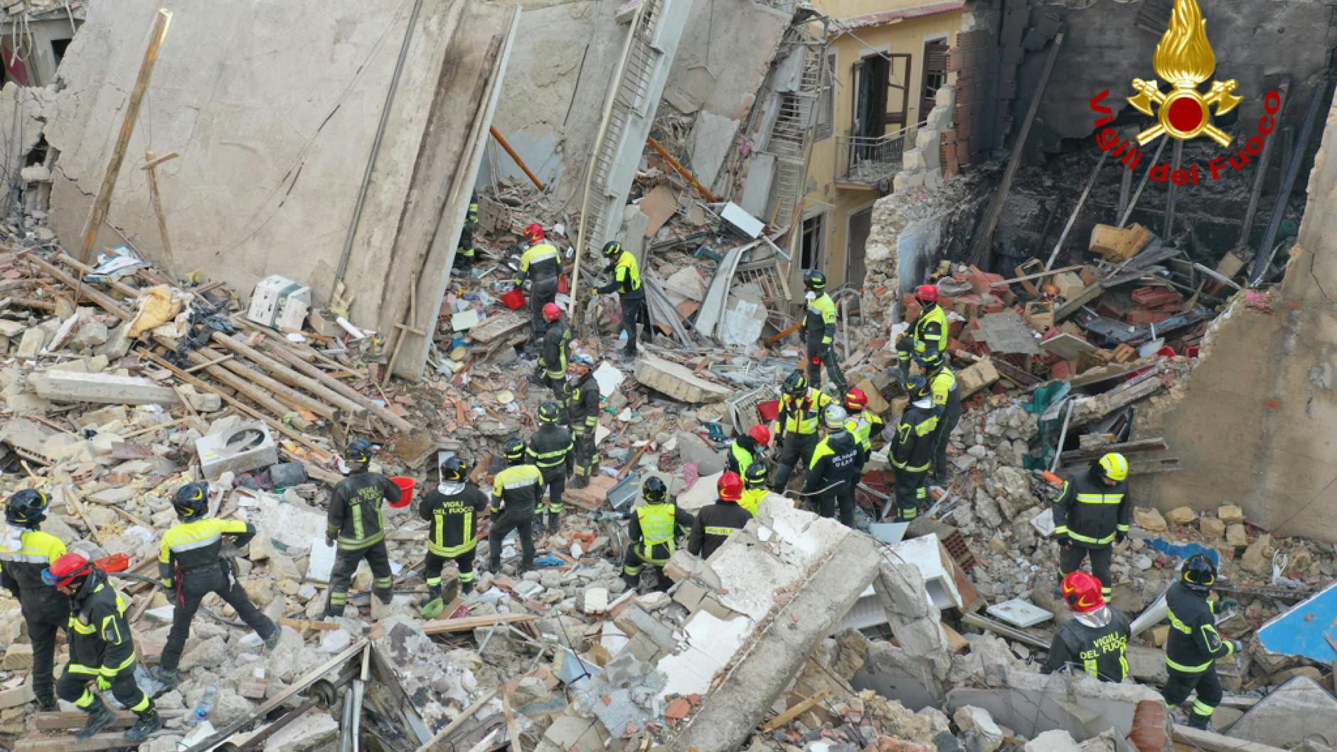 Rettungskräfte suchen in den Trümmern nach Vermissten.