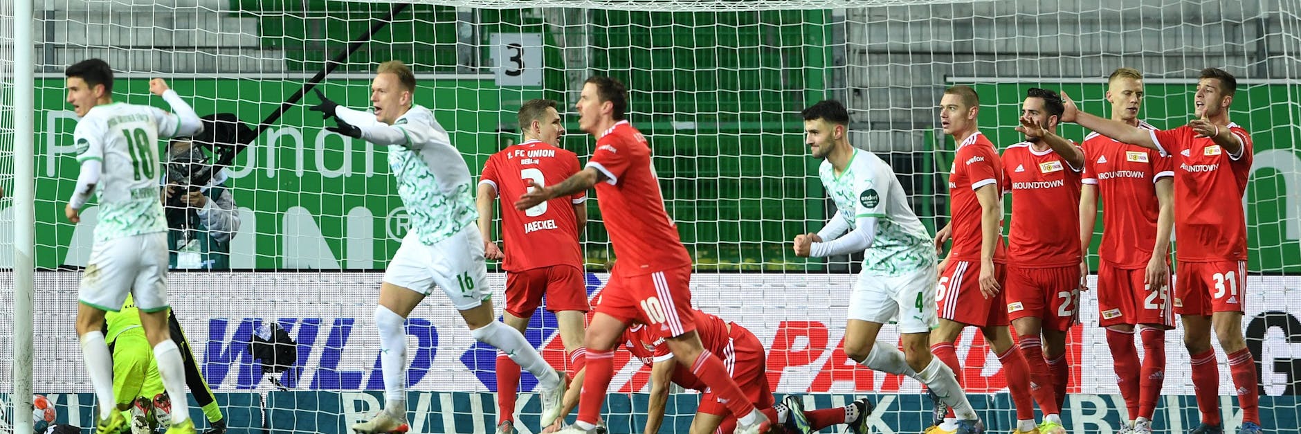 Fürth jubelt über das Tor des Tages durch den Norweger Havard Nielsen (2. v. l.), die Eisernen reklamierten vergeblich auf Freistoß.