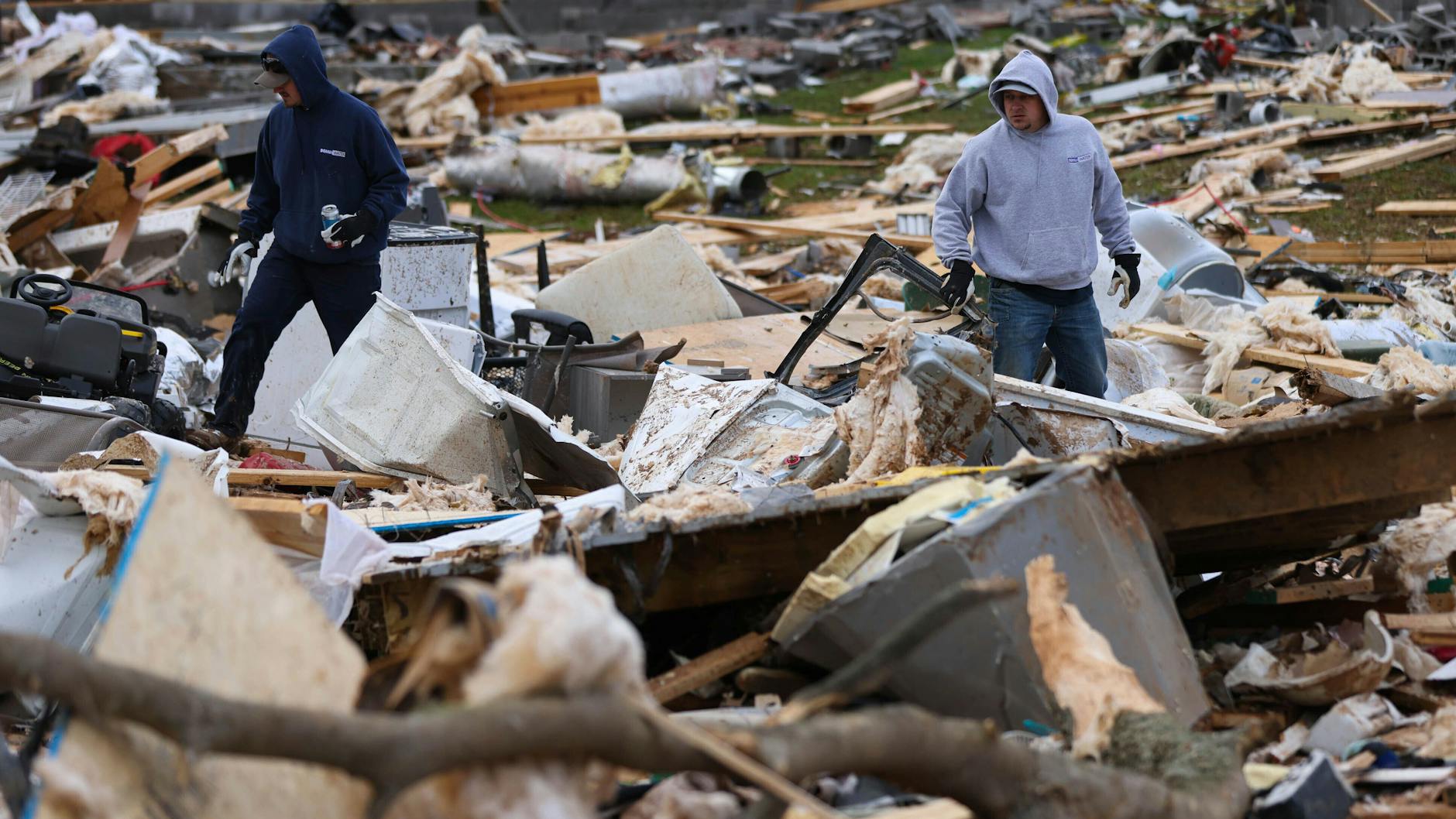 Matt Steele (rechts) steht in den Trümmern seines zerstörten Hauses in Bowling Green (US-Bundesstaat Kentucky)