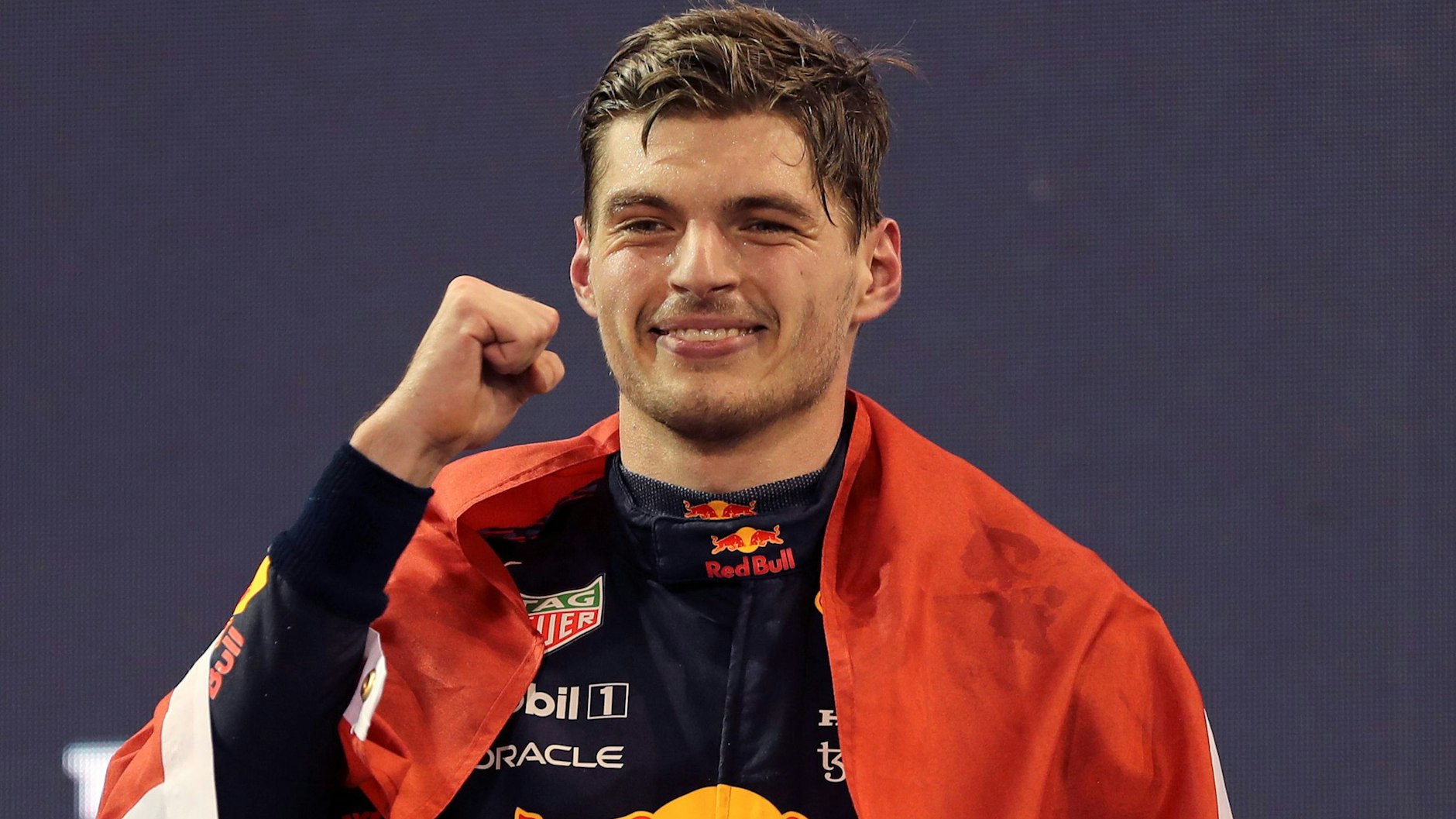 Das erste Foto als Formel-1-Weltmeister: Max Verstappen kann sein Glück kaum fassen.&nbsp;