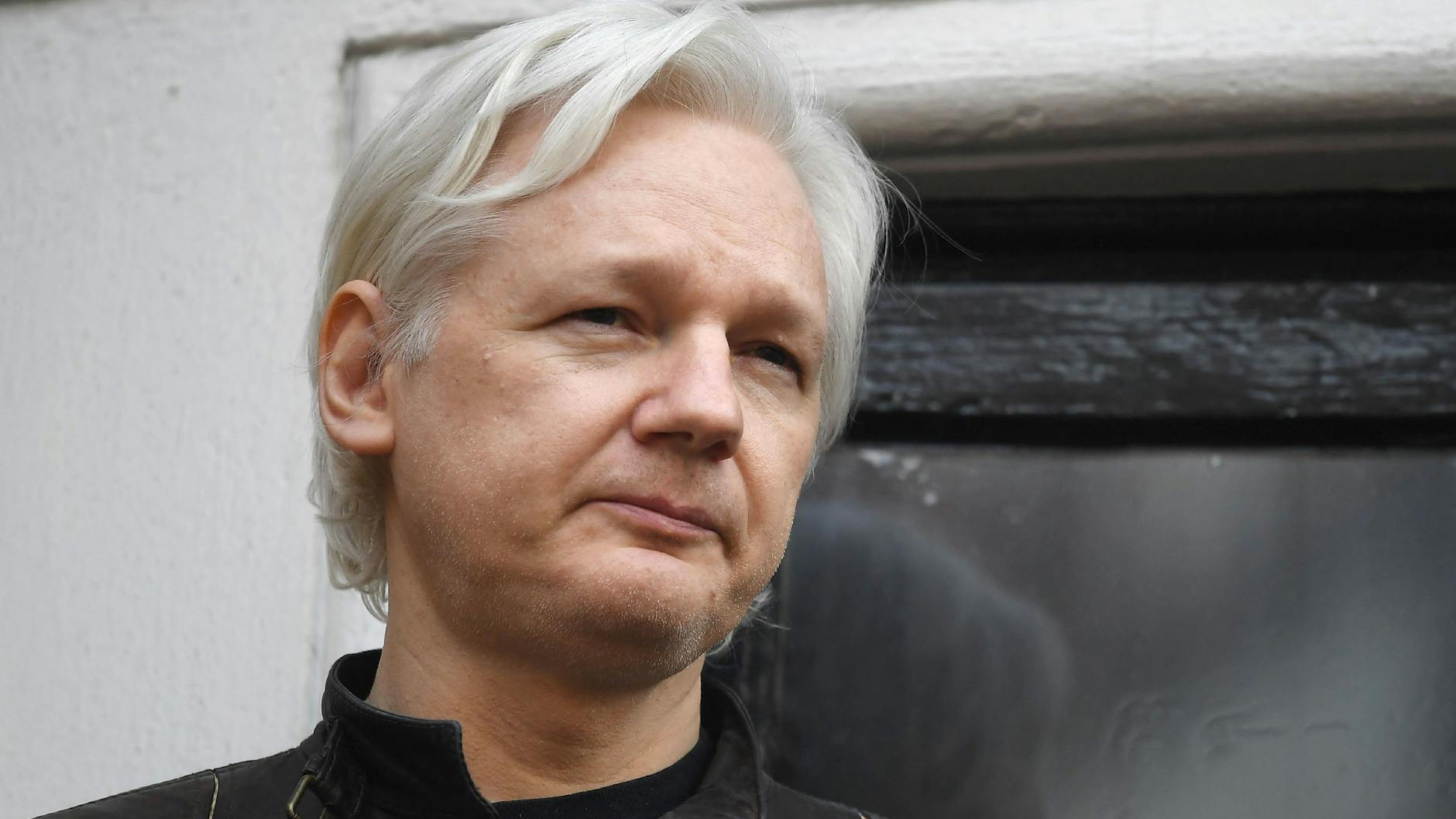 Wikileaks-Gründer Julian Assange wurde nach einer Ansprache im Mai 2017 auf dem Balkon der Botschaft von Ecuador in London fotografiert (Archivbild). Er soll mittlerweile erhebliche gesundheitliche Probleme haben.