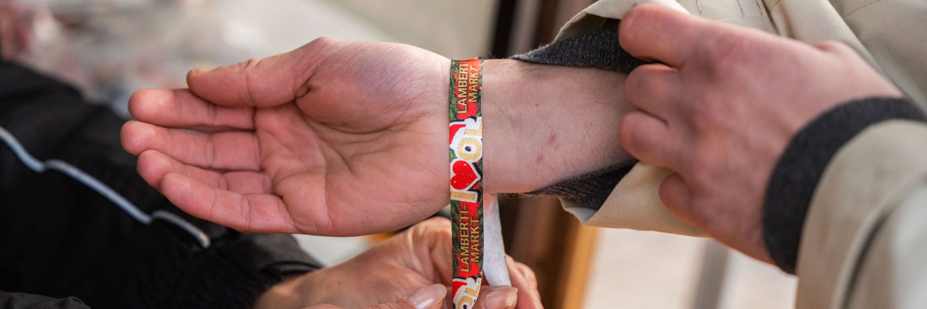 Auf vielen Weihnachtsmärkten werden bereits 2G-Bändchen an Geimpfte oder Genesene verteilt (Symbolbild).