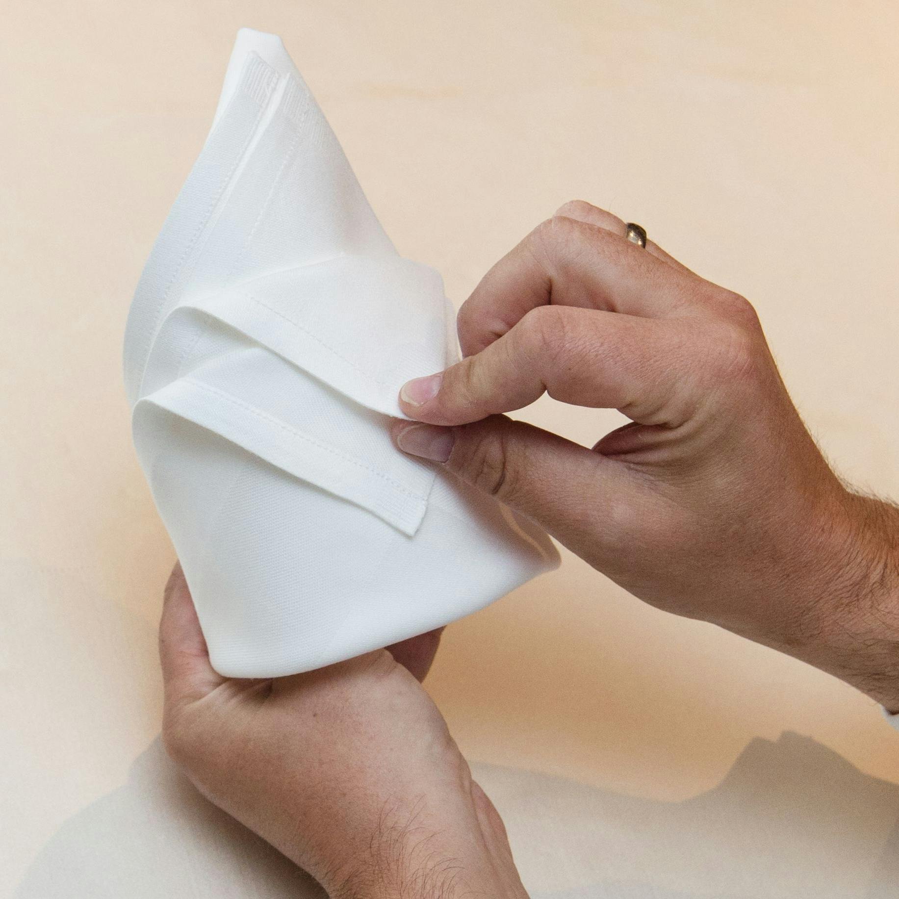 Schritt 5: Die einlagigen Ecken müssen vorsichtig nach unten gezogen werden. Die letzte Ecke bleibt aber stehen.