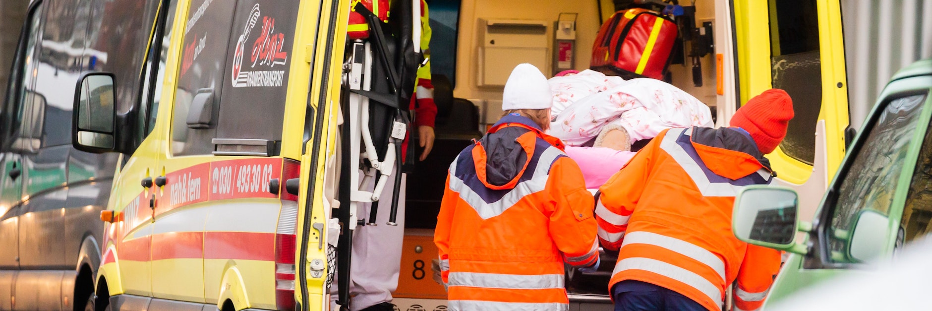 Anwohner mussten teilweise mit dem Krankenwagen aus dem Sperrkreis geholt werden.